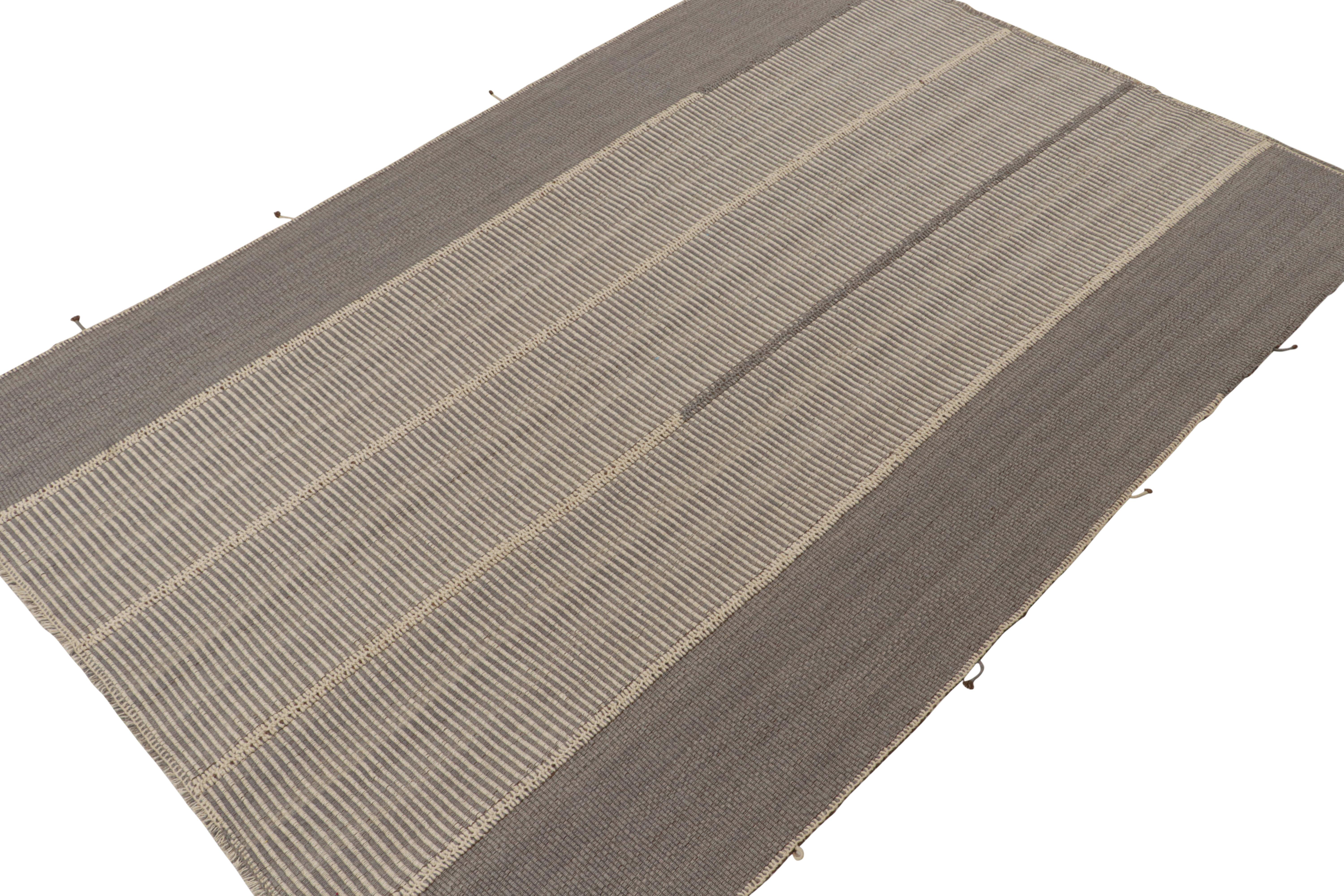 Persiano Rug & Kilim è un kilim contemporaneo a strisce grigie e beige con accenti marroni. in vendita