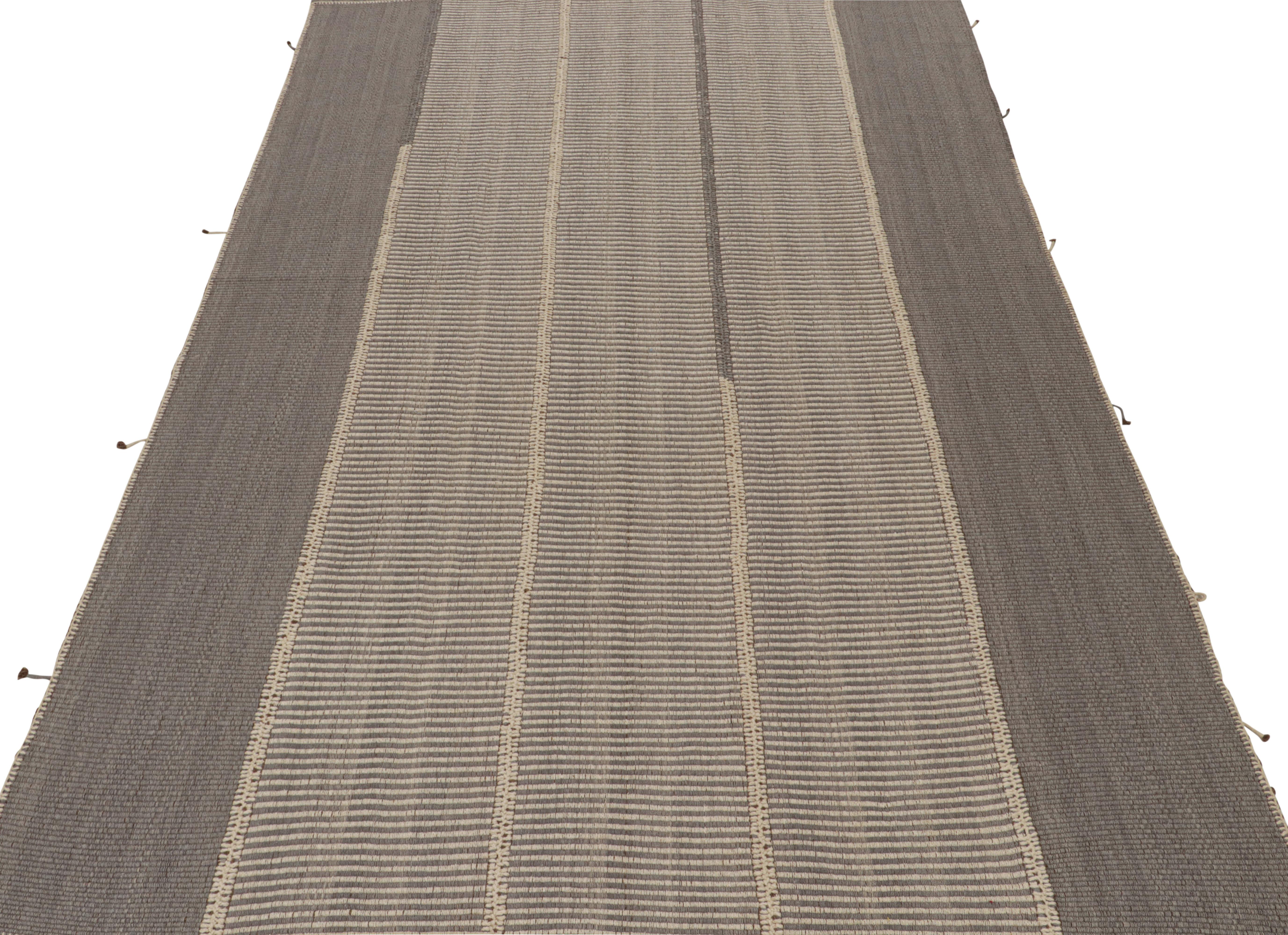 Tessuto a mano Rug & Kilim è un kilim contemporaneo a strisce grigie e beige con accenti marroni. in vendita