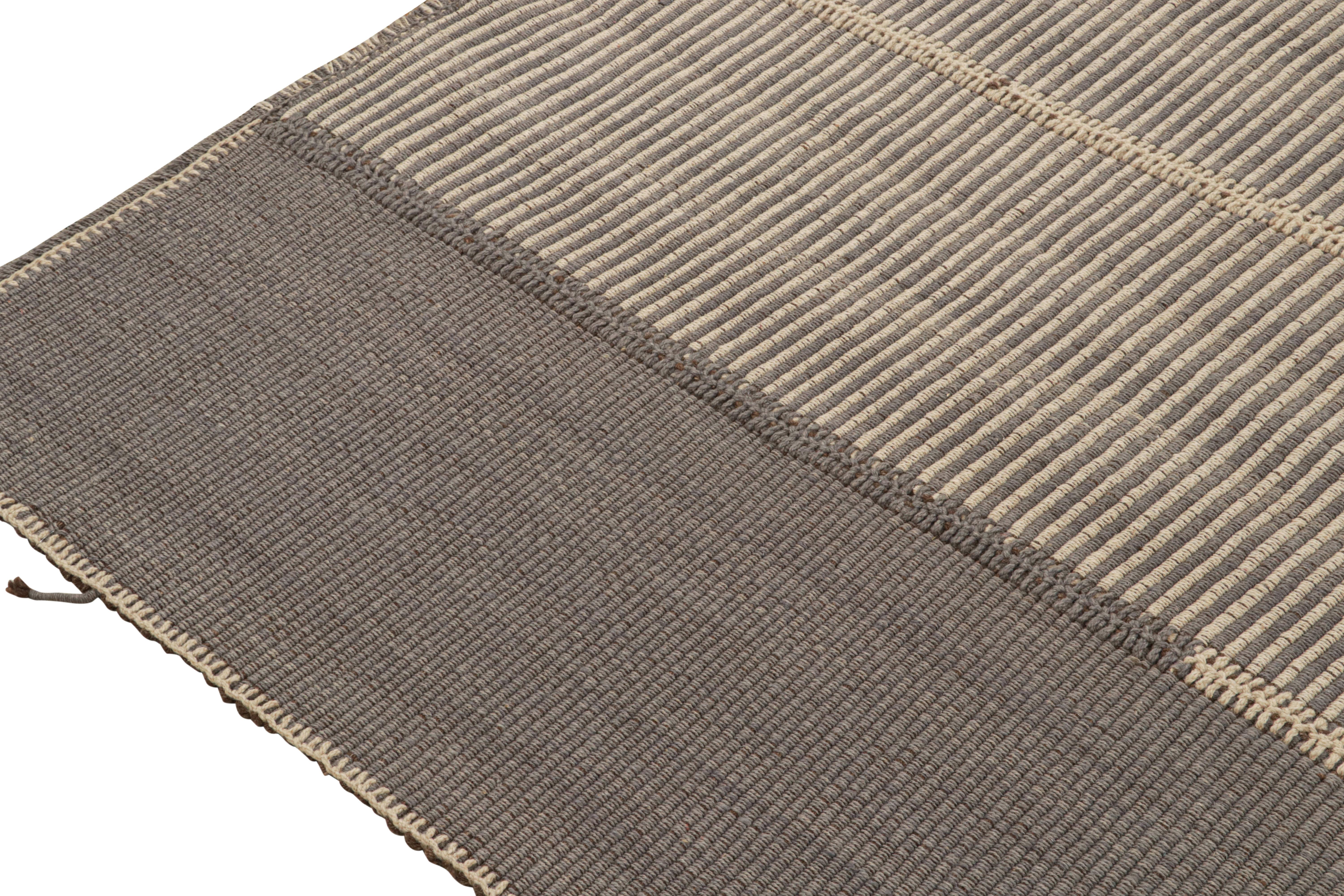 Rug & Kilim è un kilim contemporaneo a strisce grigie e beige con accenti marroni. In condizioni Nuovo in vendita a Long Island City, NY