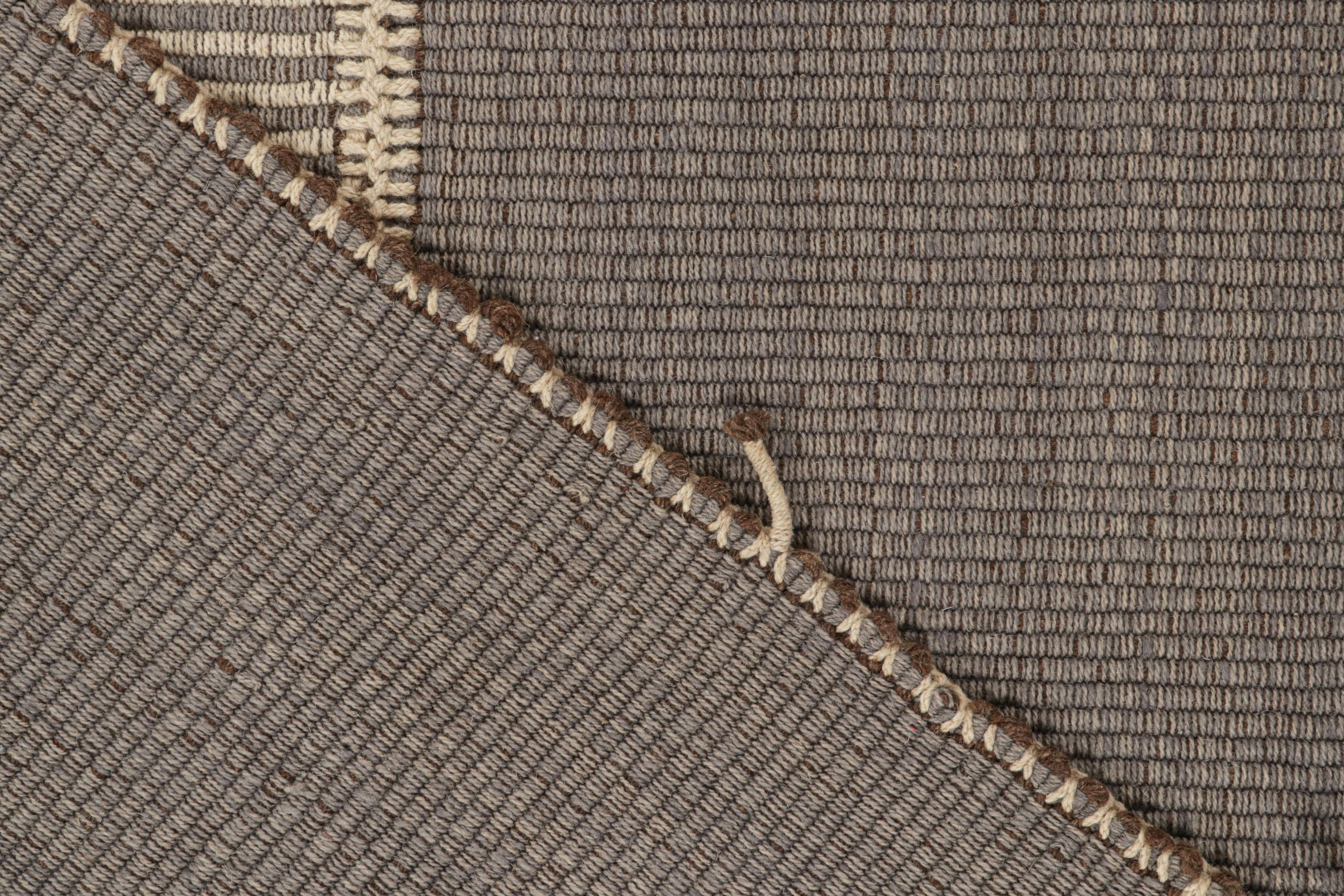 XXI secolo e contemporaneo Rug & Kilim è un kilim contemporaneo a strisce grigie e beige con accenti marroni. in vendita