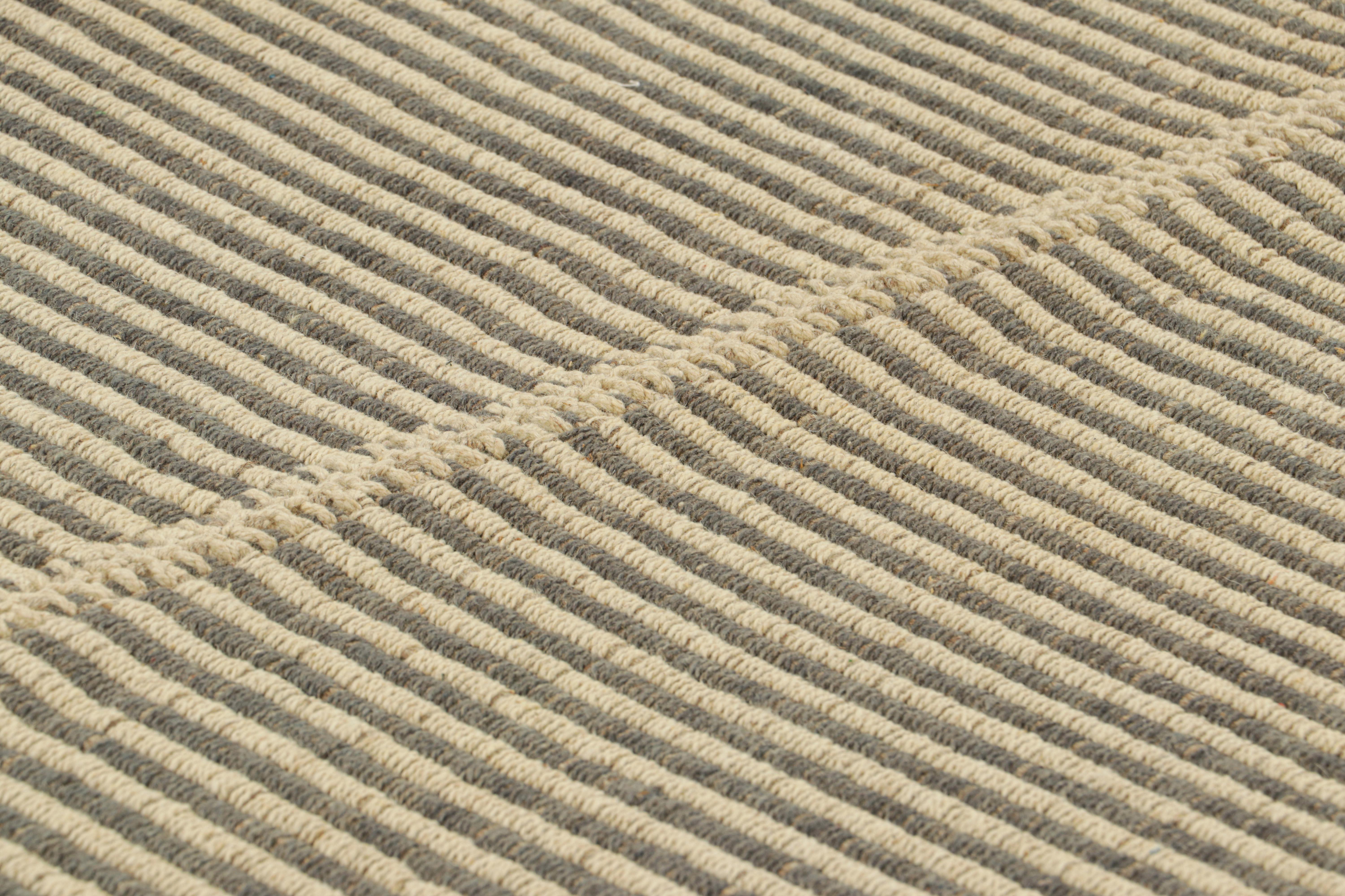 Tessuto a mano in lana, questo Kilim 3x4 fa parte di una nuova ed entusiasmante collezione a tessitura piatta personalizzabile di Rug & Kilim.

Sul design:

