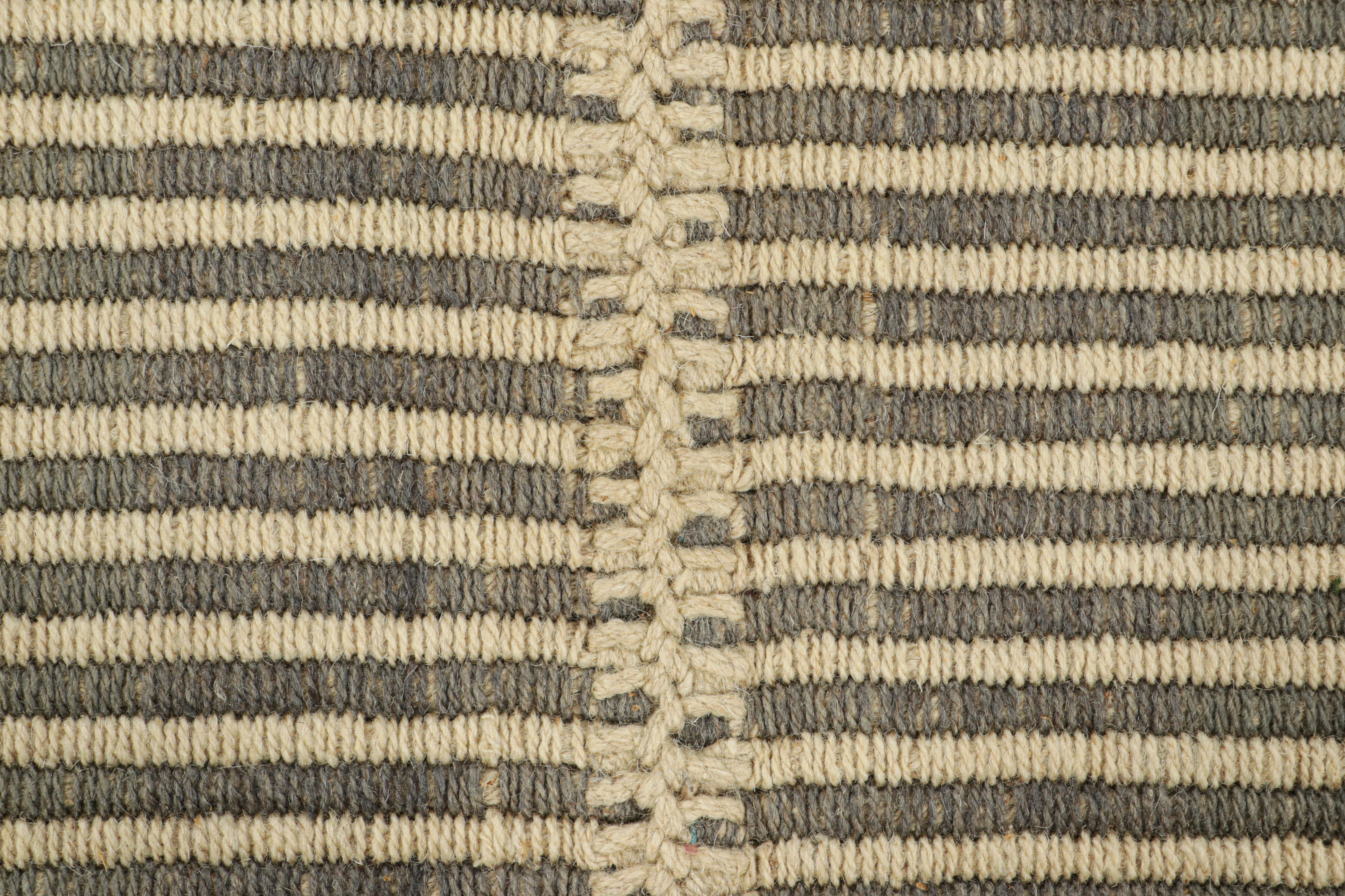 Rug & Kilim's Contemporary Kilim in Grau und Beige Textural Stripes (Moderne) im Angebot