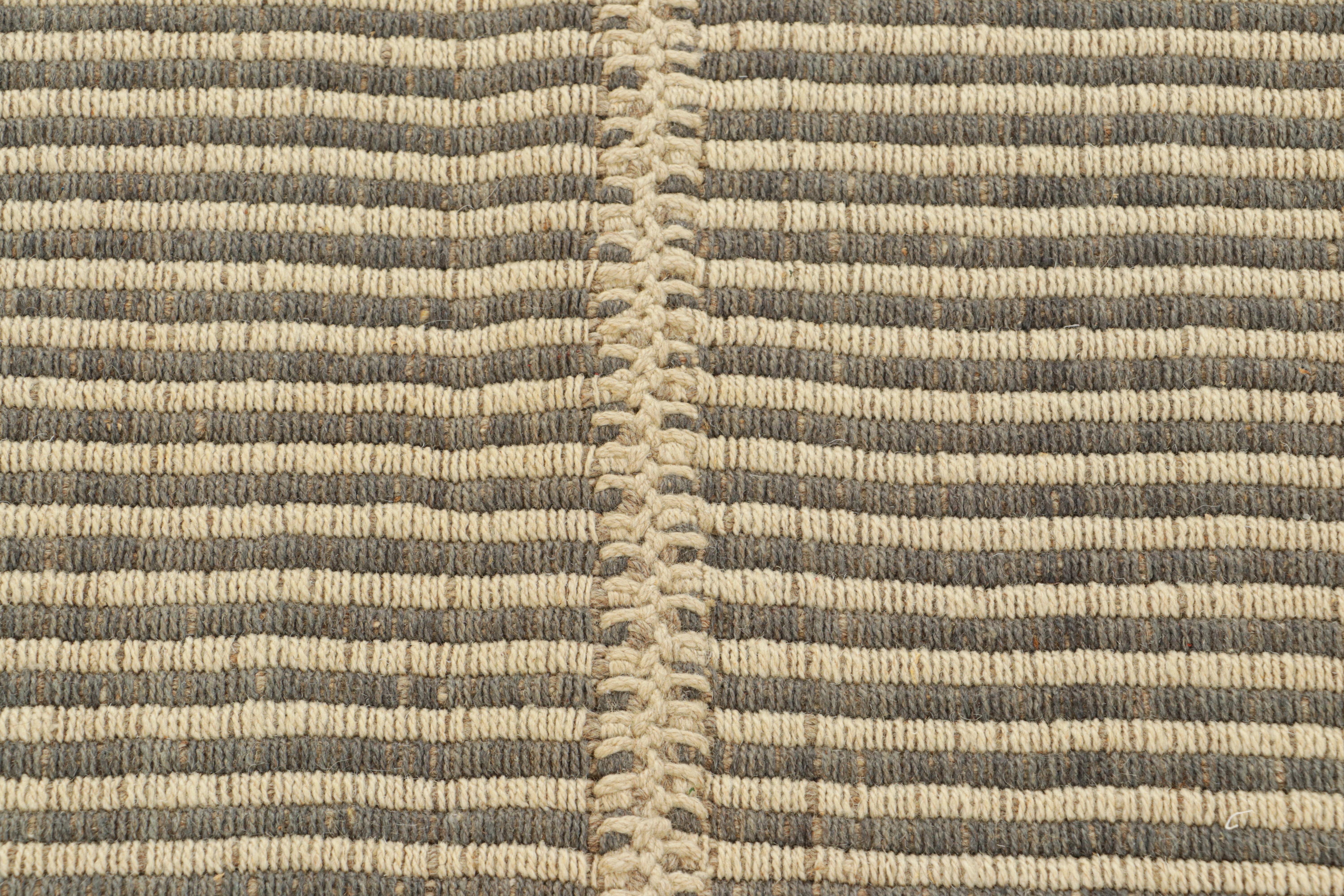 Moderno Rug & Kilim è un kilim contemporaneo a strisce grigie e beige. in vendita