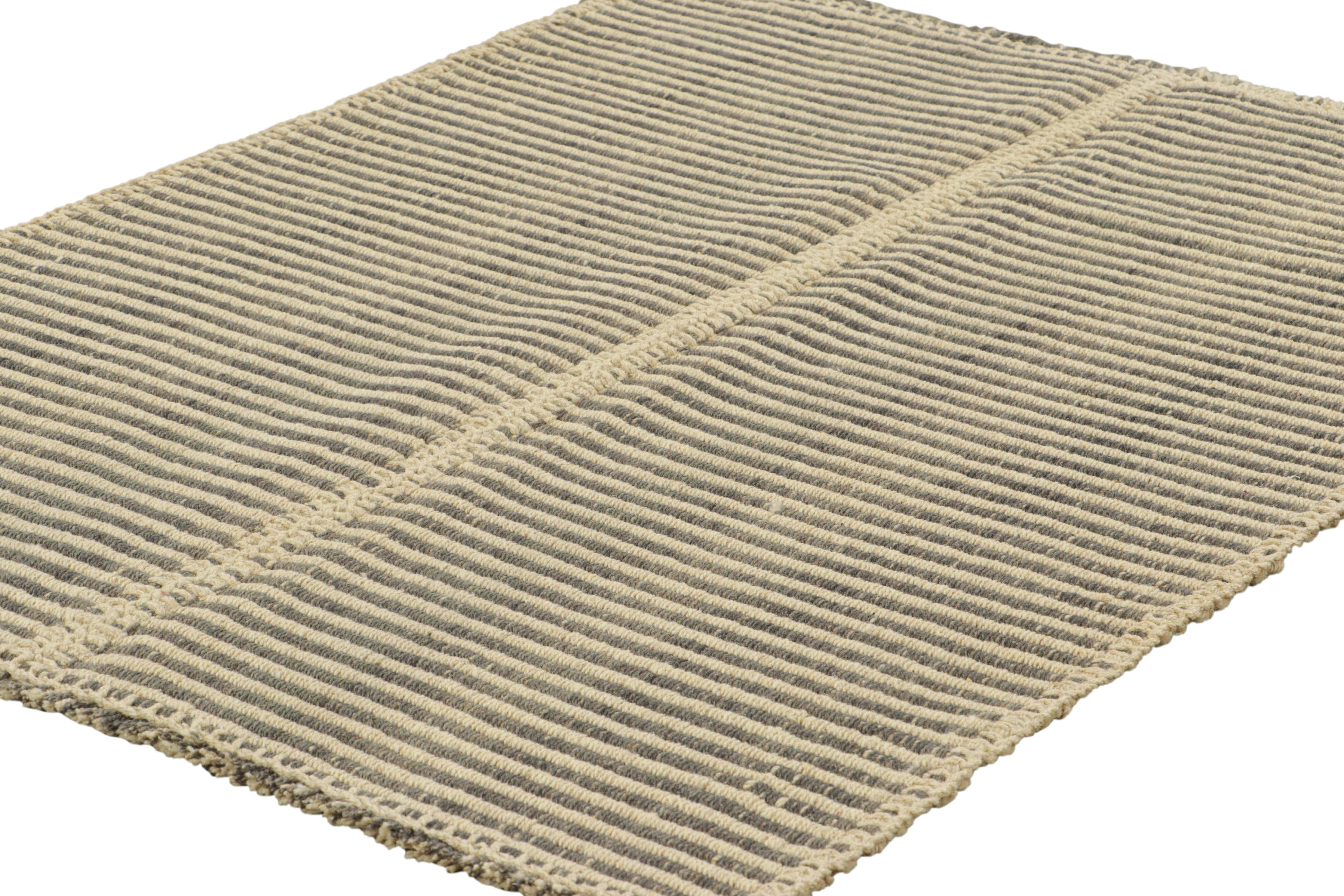 Rug & Kilim's Contemporary Kilim in Grau und Beige Textural Stripes (Afghanisch) im Angebot