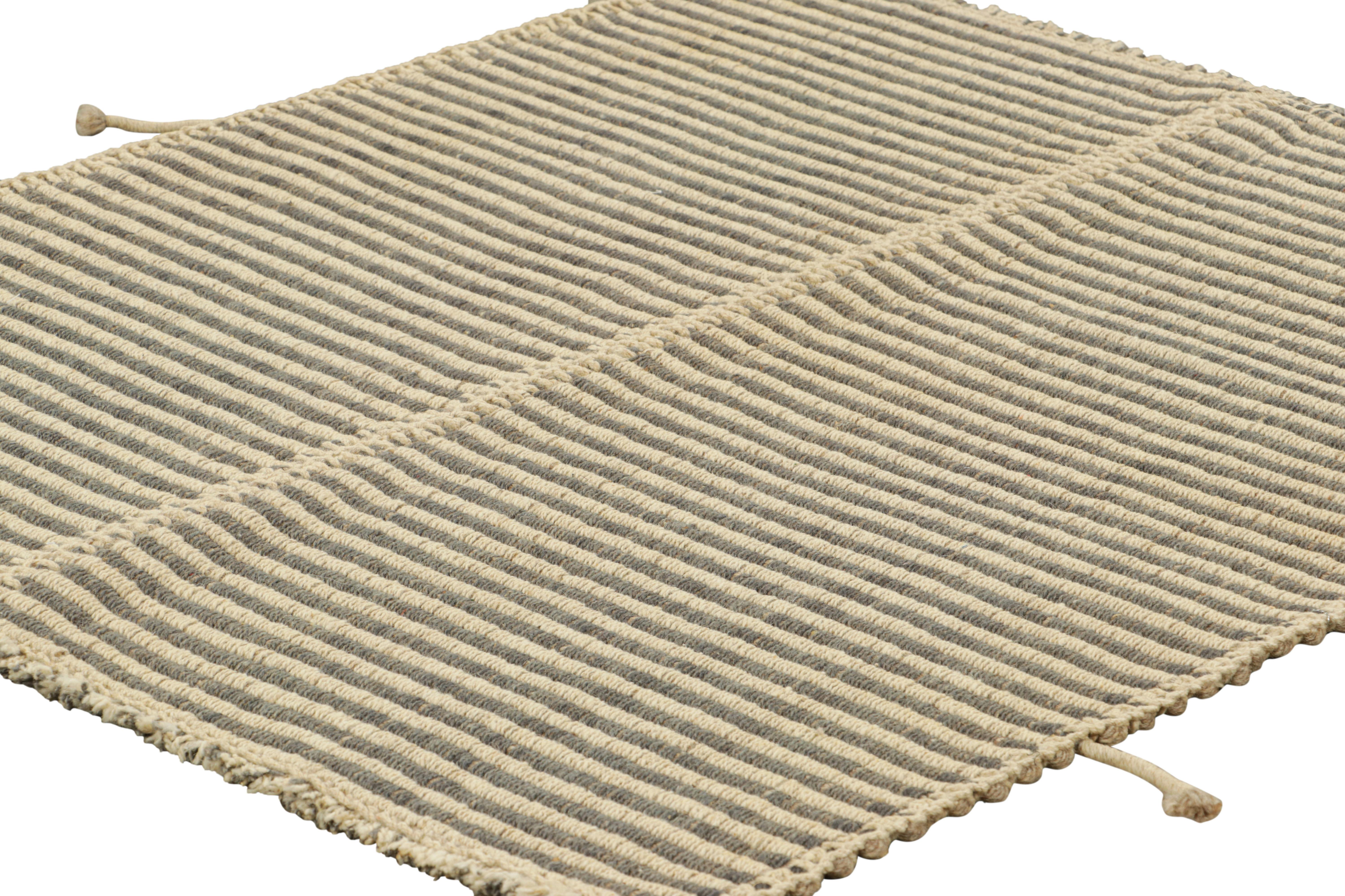 Afghano Rug & Kilim è un kilim contemporaneo a strisce grigie e beige. in vendita
