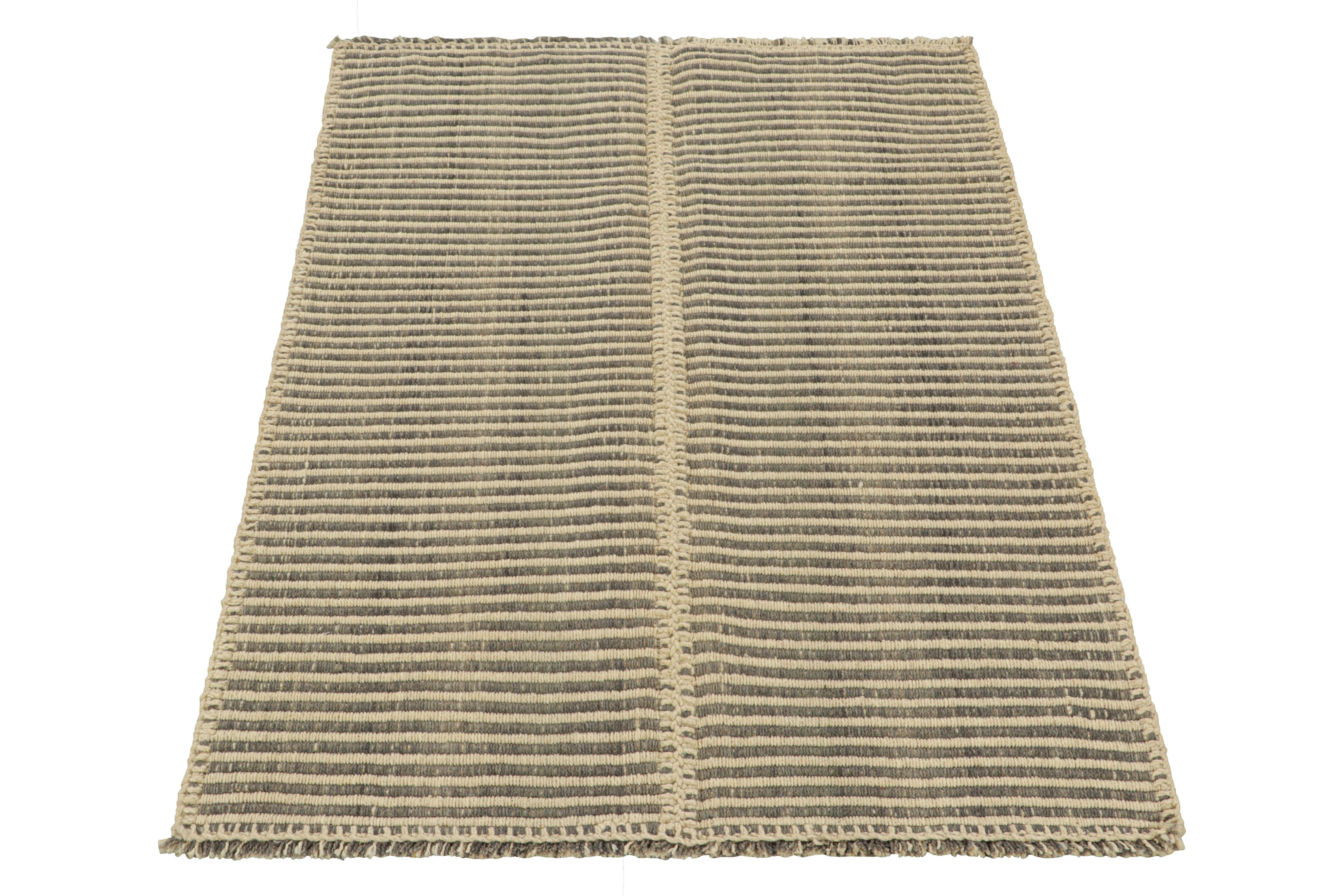 Rug & Kilim's Contemporary Kilim in Grau und Beige Textural Stripes (Handgewebt) im Angebot