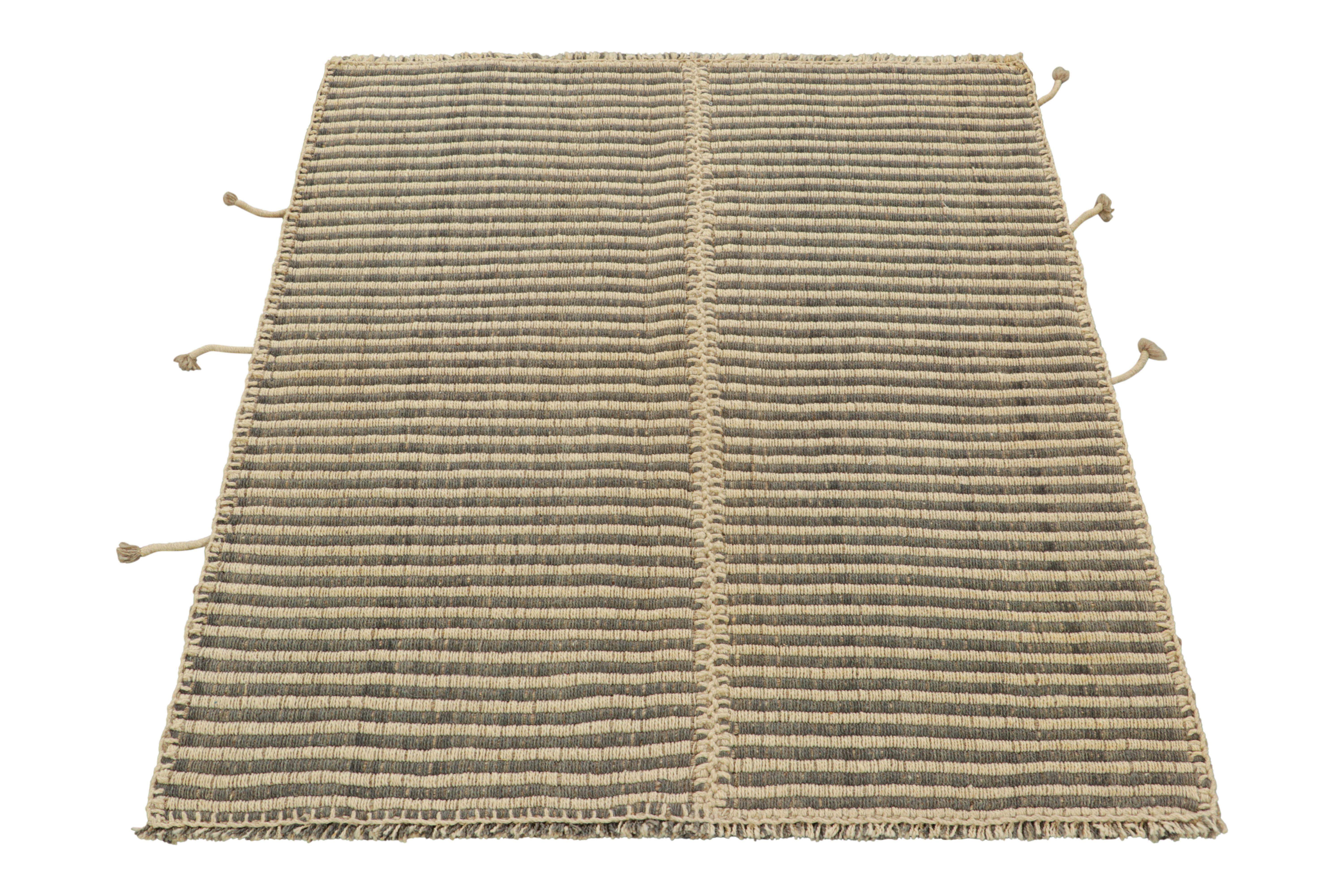 Tessuto a mano Rug & Kilim è un kilim contemporaneo a strisce grigie e beige. in vendita