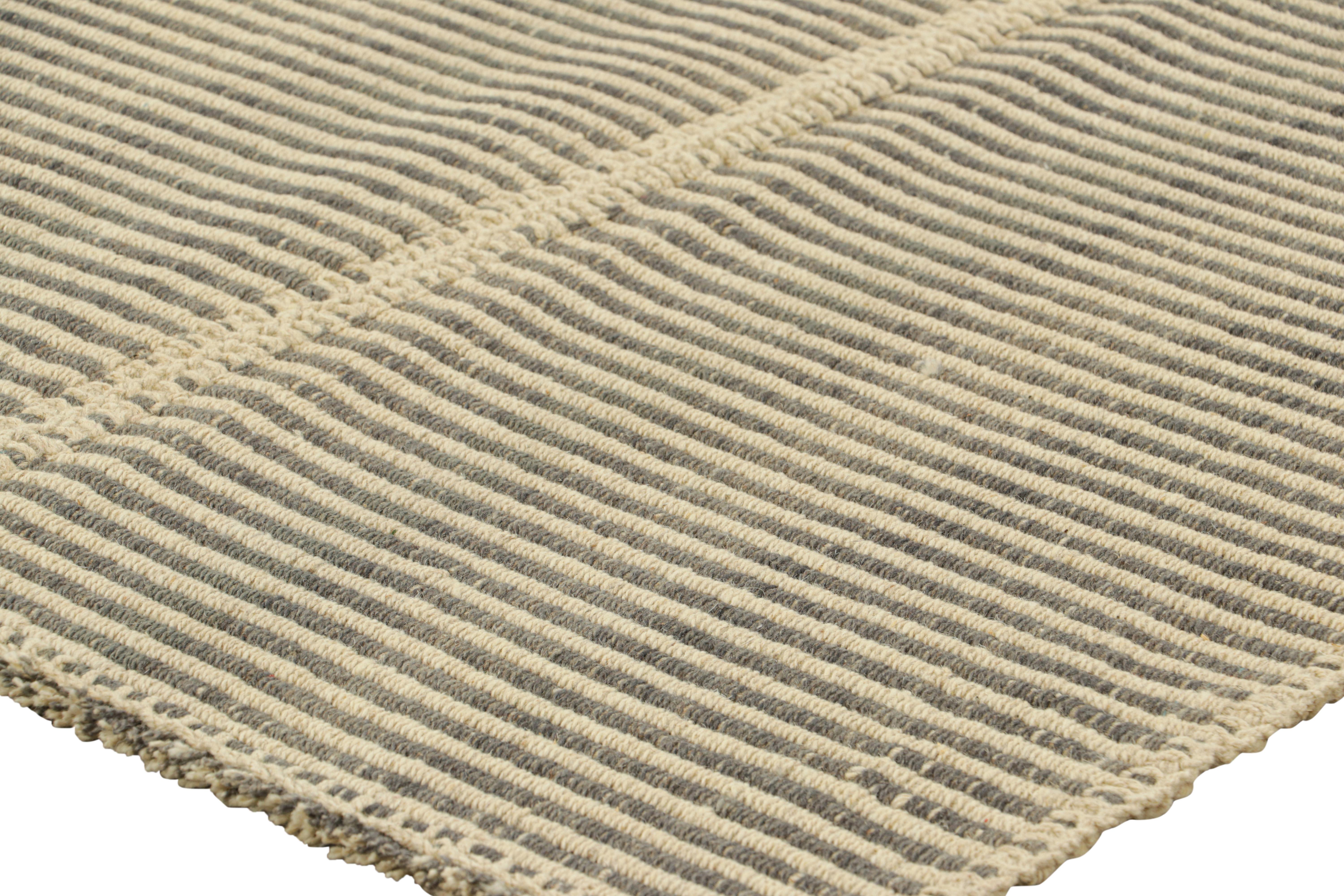 Rug & Kilim's Contemporary Kilim in Grau und Beige Textural Stripes im Zustand „Neu“ im Angebot in Long Island City, NY