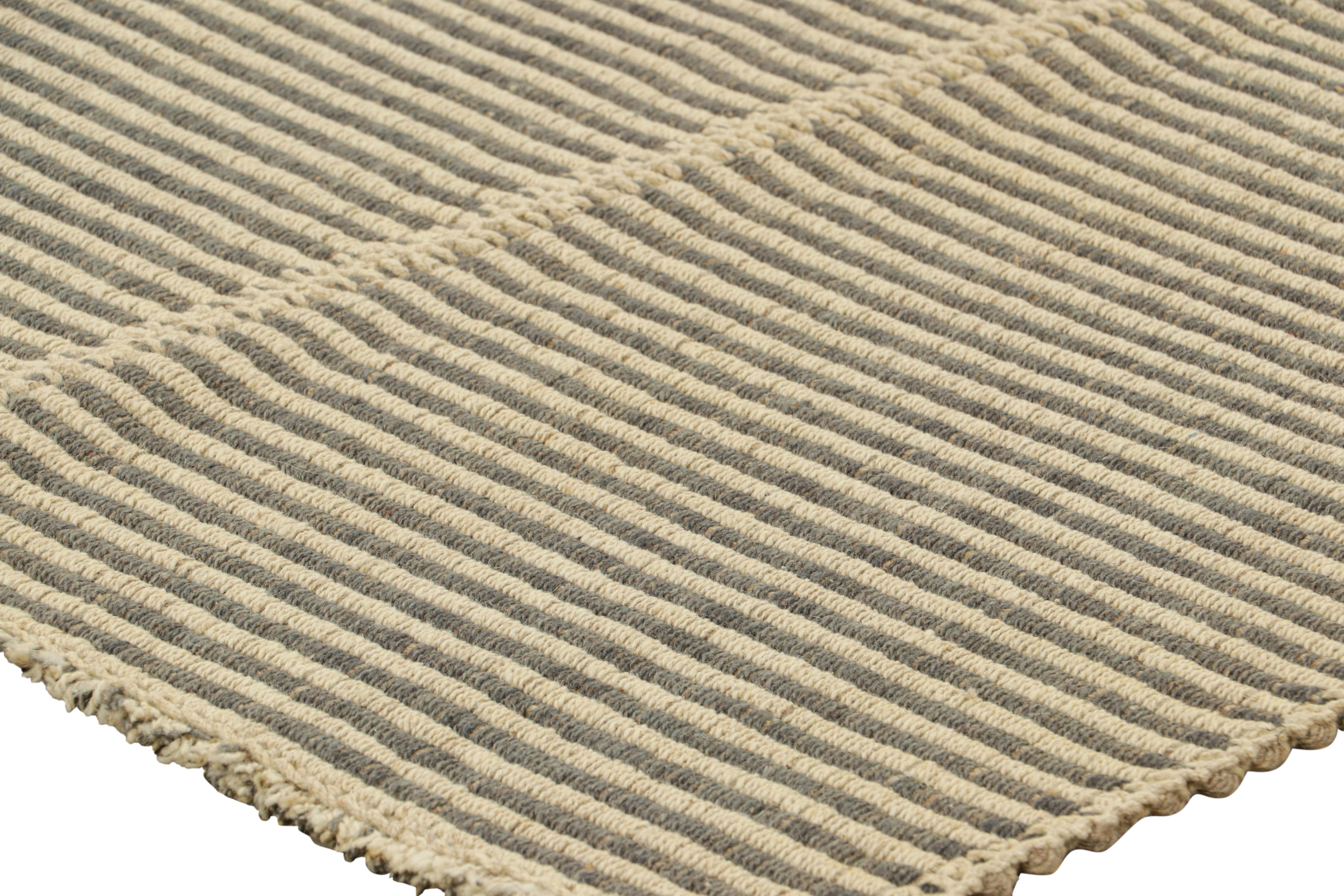 Rug & Kilim è un kilim contemporaneo a strisce grigie e beige. In condizioni Nuovo in vendita a Long Island City, NY