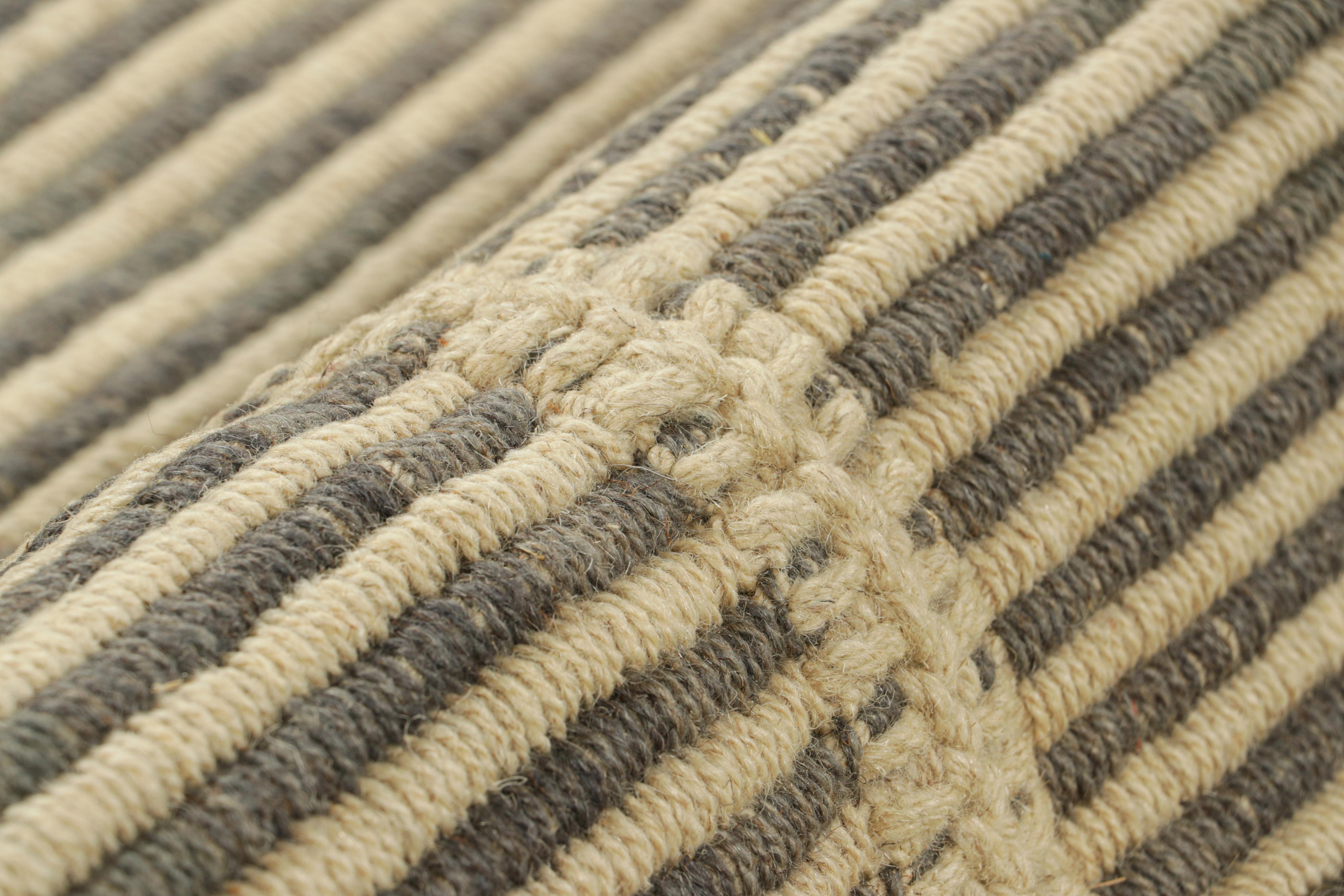 Rug & Kilim's Contemporary Kilim in Grau und Beige Textural Stripes (21. Jahrhundert und zeitgenössisch) im Angebot