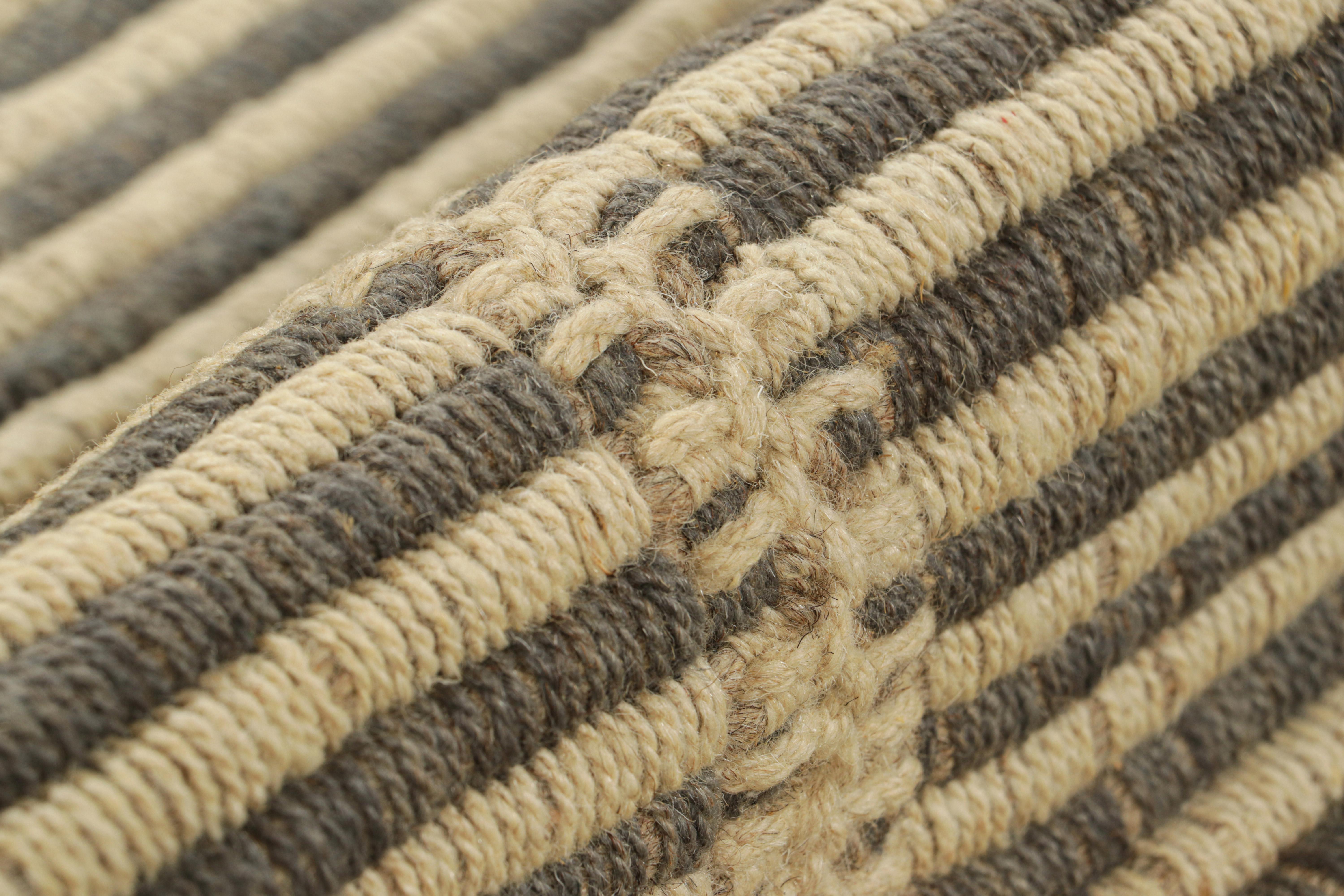 XXI secolo e contemporaneo Rug & Kilim è un kilim contemporaneo a strisce grigie e beige. in vendita