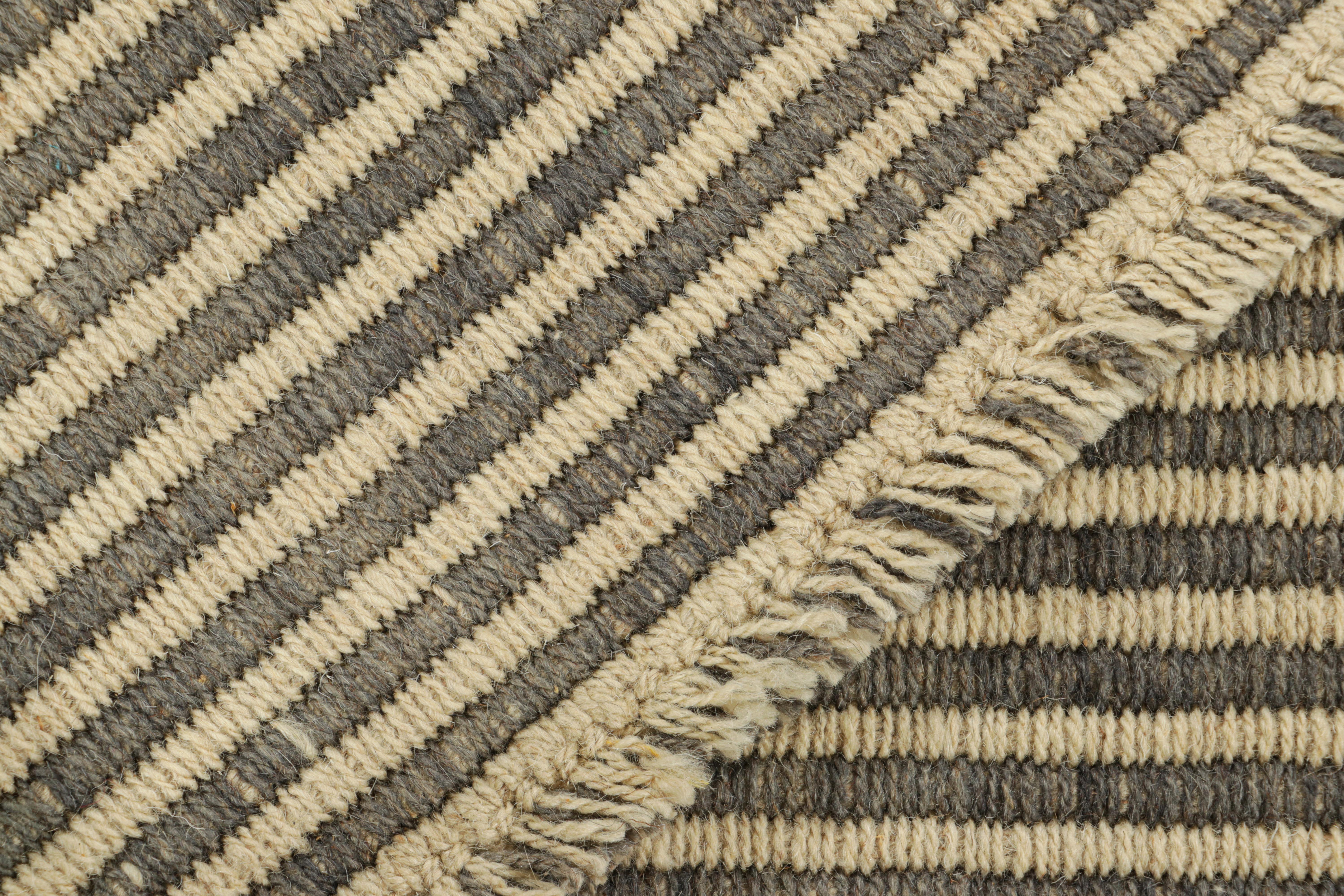 Rug & Kilim's Contemporary Kilim in Grau und Beige Textural Stripes (Wolle) im Angebot