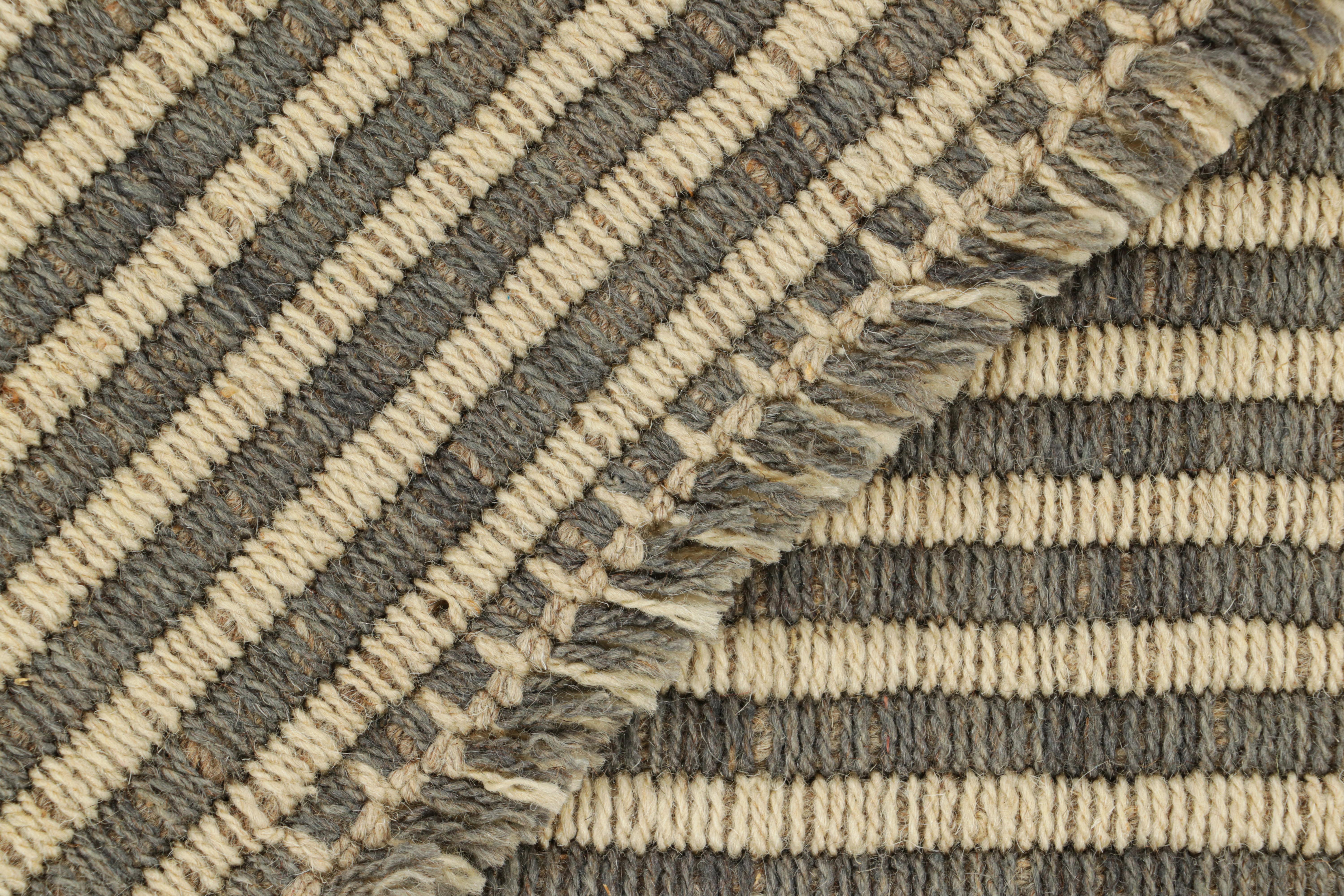 Lana Rug & Kilim è un kilim contemporaneo a strisce grigie e beige. in vendita