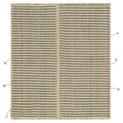 Rug & Kilim è un kilim contemporaneo a strisce grigie e beige.