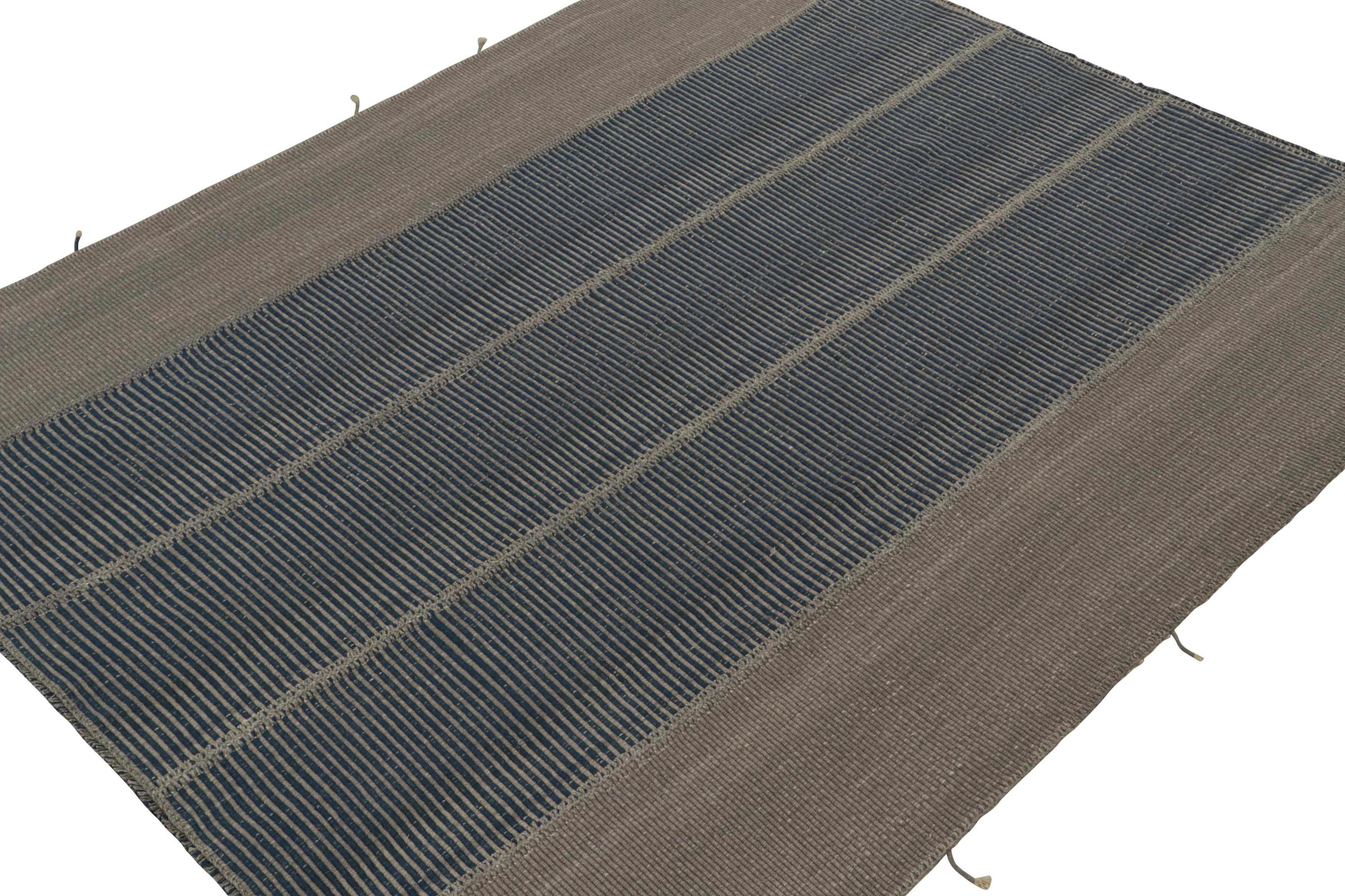 Tessuto a mano in lana, un Kilim 8x10 con accenti grigi e blu, appartenente a una nuova e audace linea di trame piatte contemporanee, 