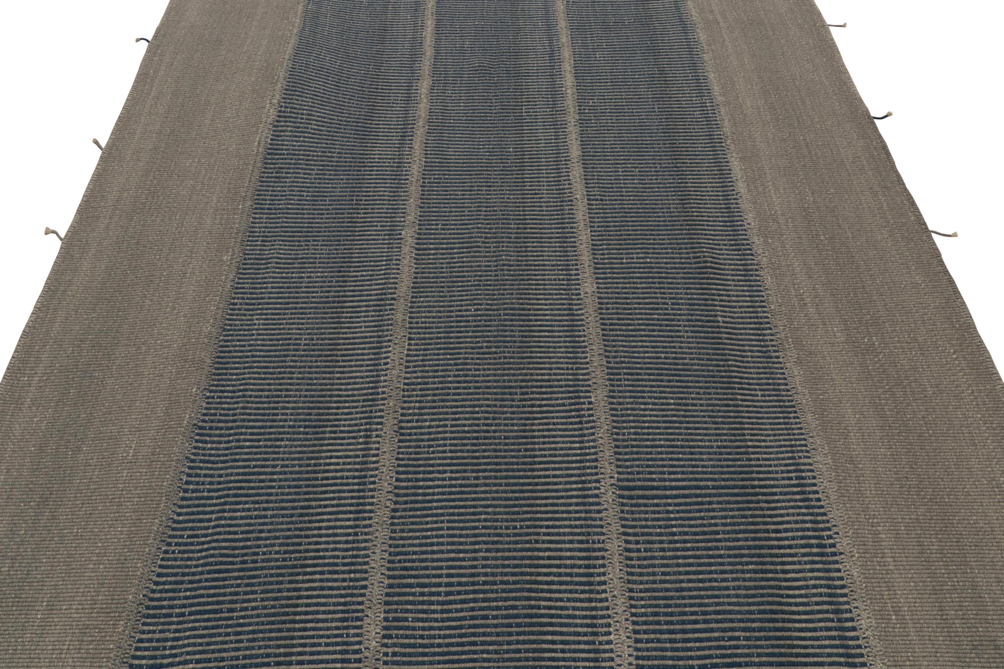 Moderno Rug & Kilim è un kilim contemporaneo a strisce grigio e blu. in vendita
