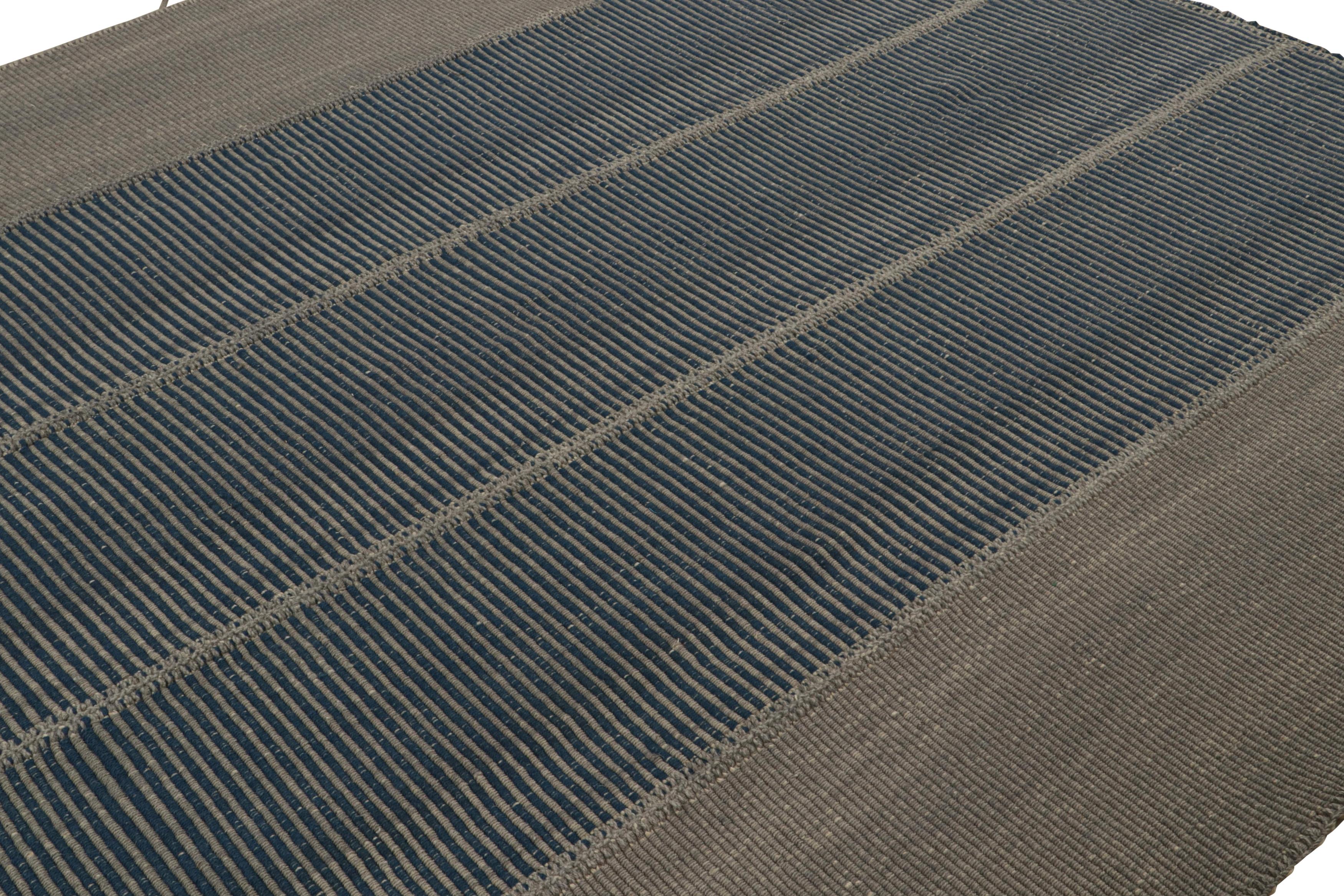 Afghano Rug & Kilim è un kilim contemporaneo a strisce grigio e blu. in vendita