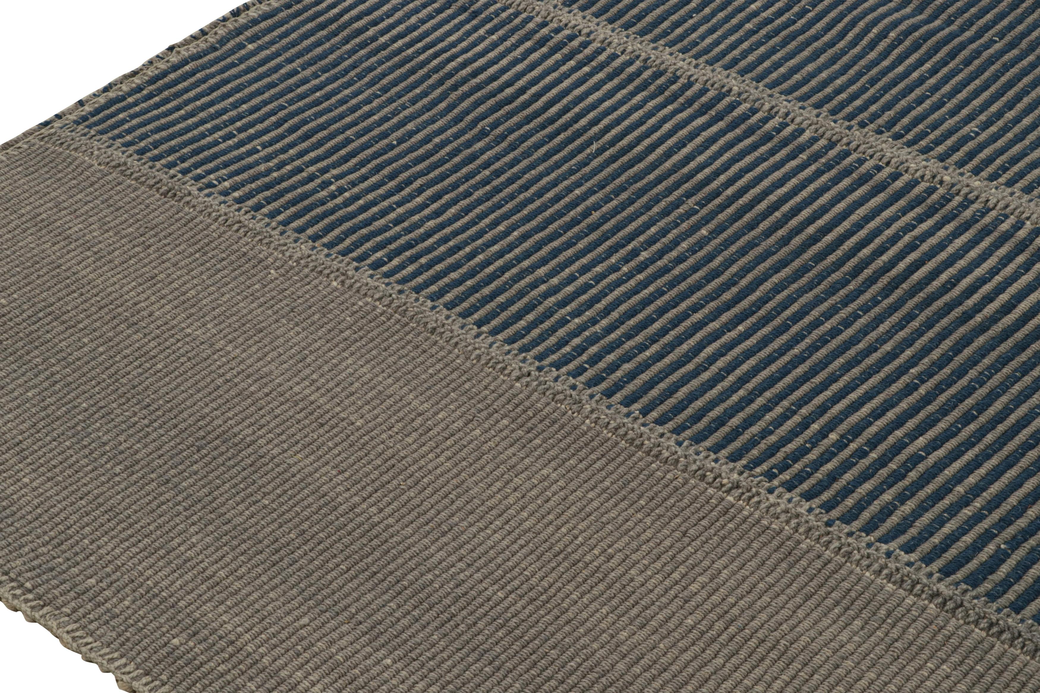 Rug & Kilim's Contemporary Kilim in Grau und Blau Textural Stripes  (Handgewebt) im Angebot