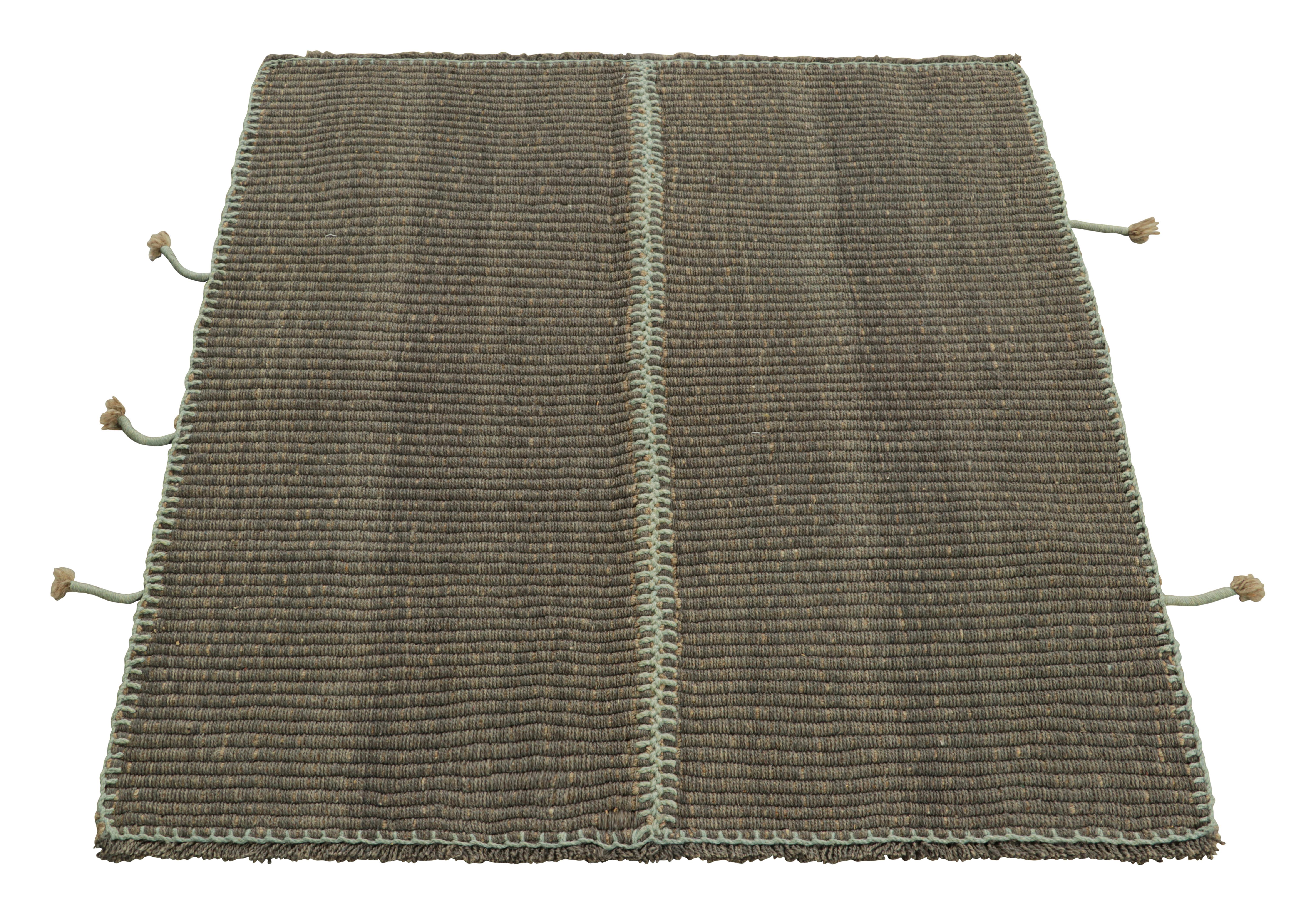 Tessuto a mano Rug & Kilim è un kilim contemporaneo a strisce grigio e blu. in vendita