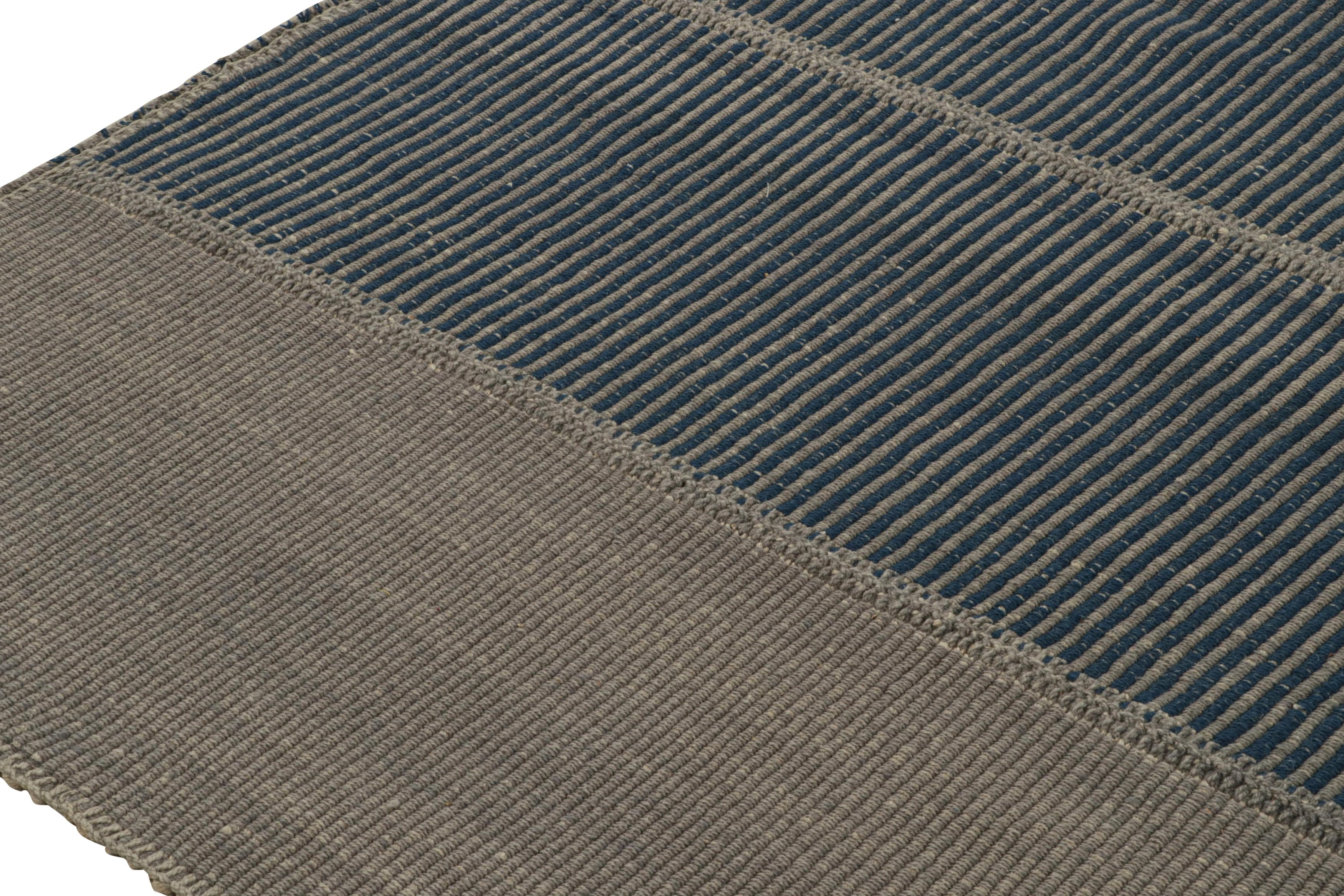 Tessuto a mano Rug & Kilim è un kilim contemporaneo a strisce grigio e blu. in vendita