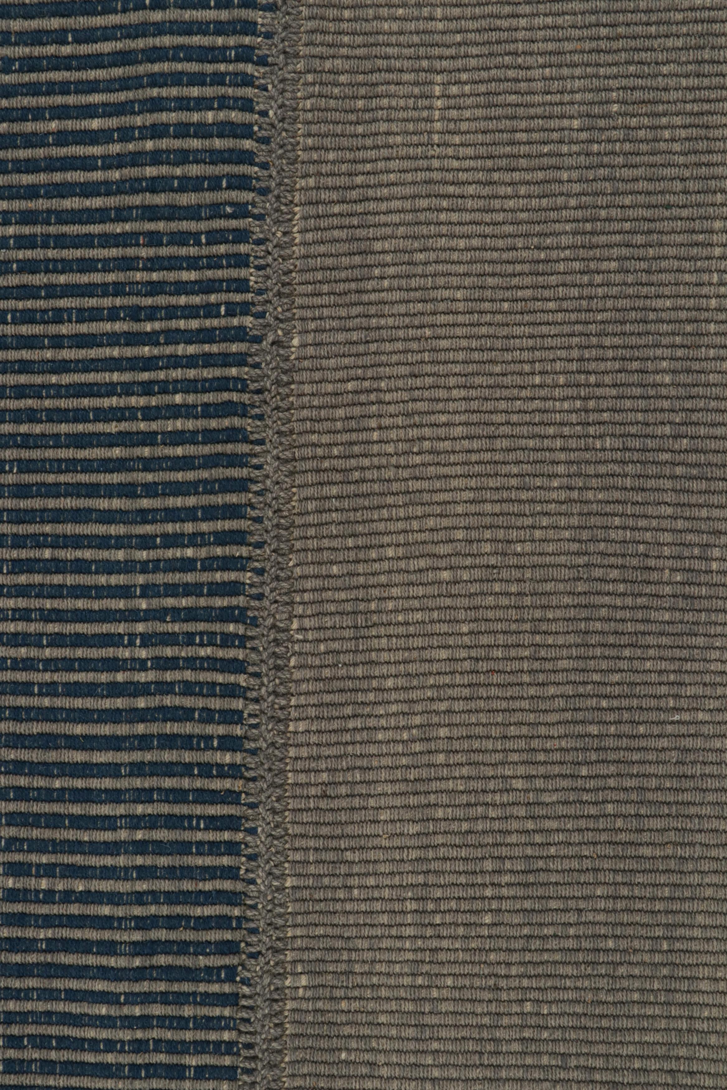 Rug & Kilim's Contemporary Kilim in Grau und Blau Textural Stripes  im Zustand „Neu“ im Angebot in Long Island City, NY