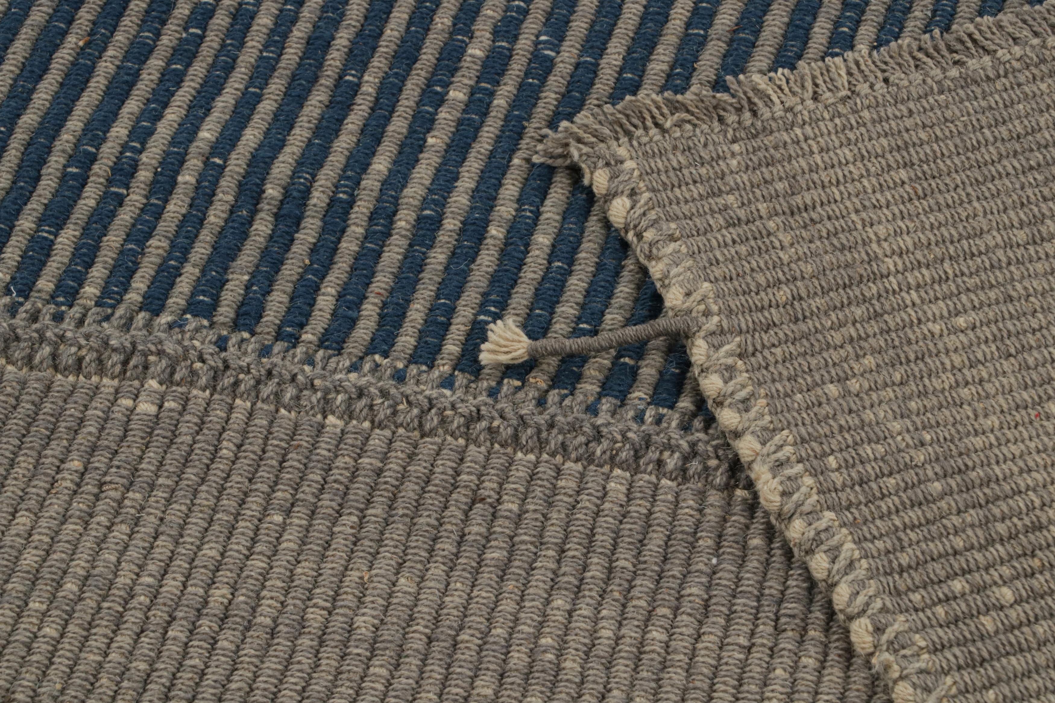 XXI secolo e contemporaneo Rug & Kilim è un kilim contemporaneo a strisce grigio e blu. in vendita