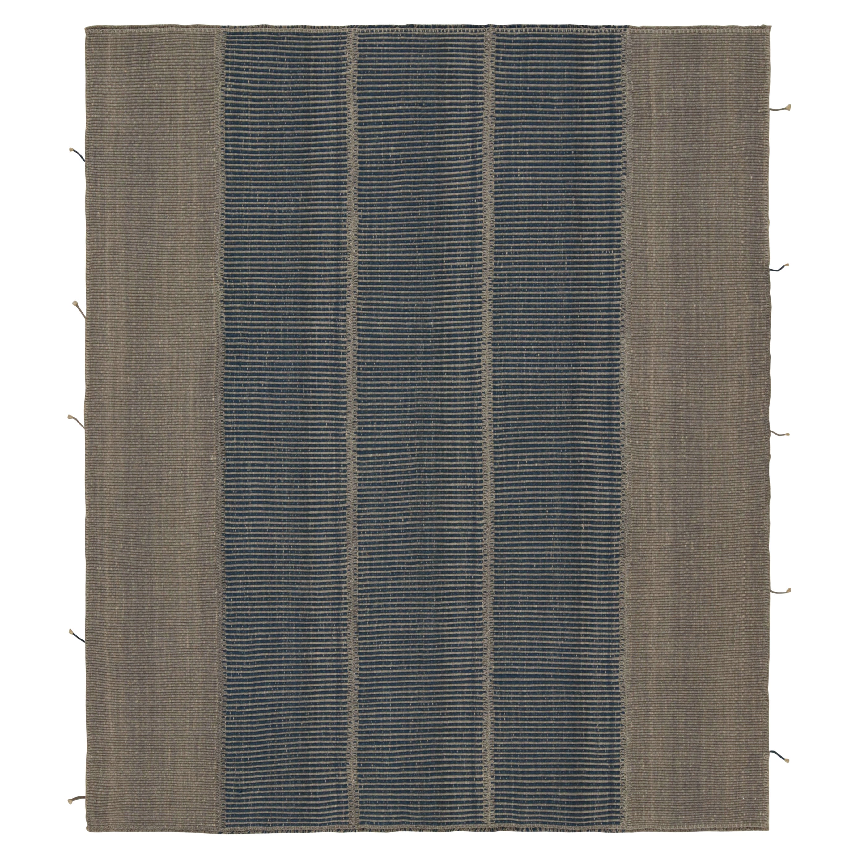 Rug & Kilim è un kilim contemporaneo a strisce grigio e blu.