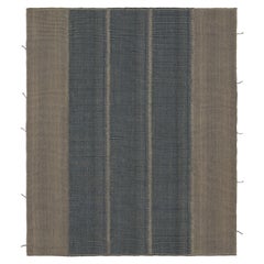 Rug & Kilim è un kilim contemporaneo a strisce grigio e blu.