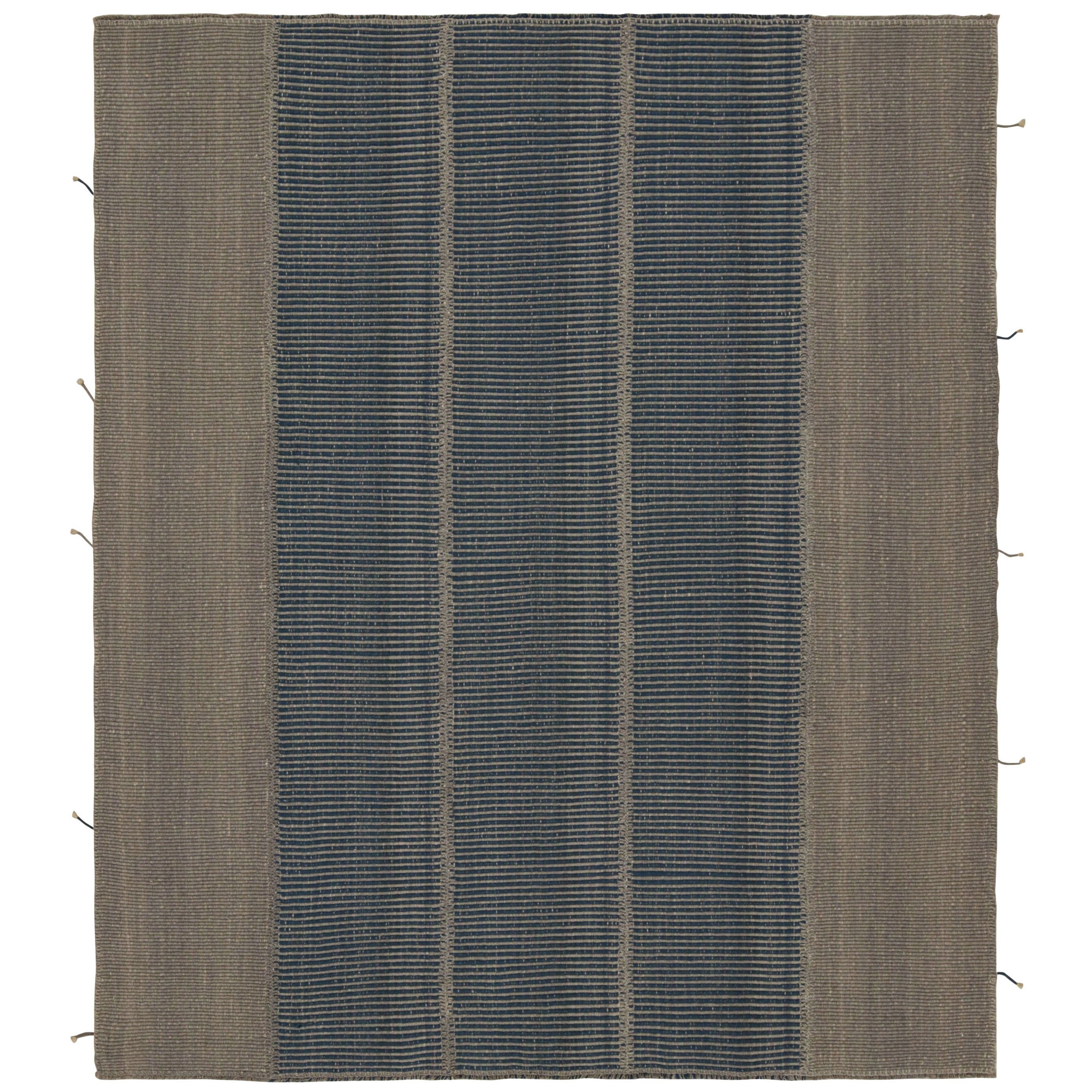 Rug & Kilim è un kilim contemporaneo a strisce grigio e blu. in vendita
