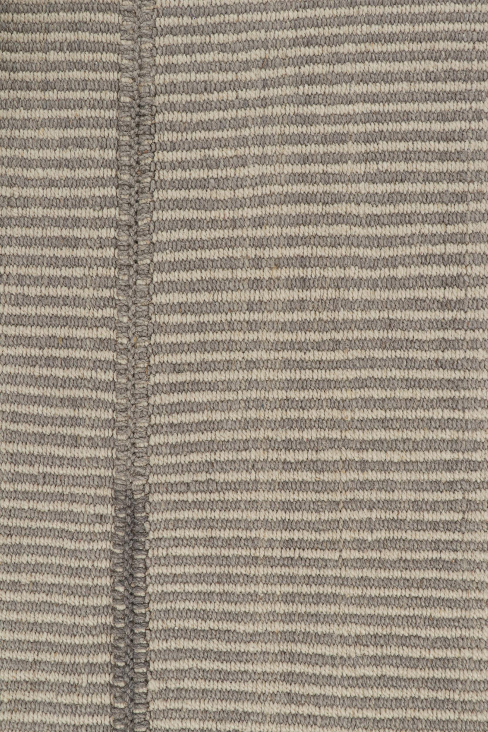 Rug & Kilim’s Contemporary Kilim in Gray and Cream Stripes (Moderne) im Angebot