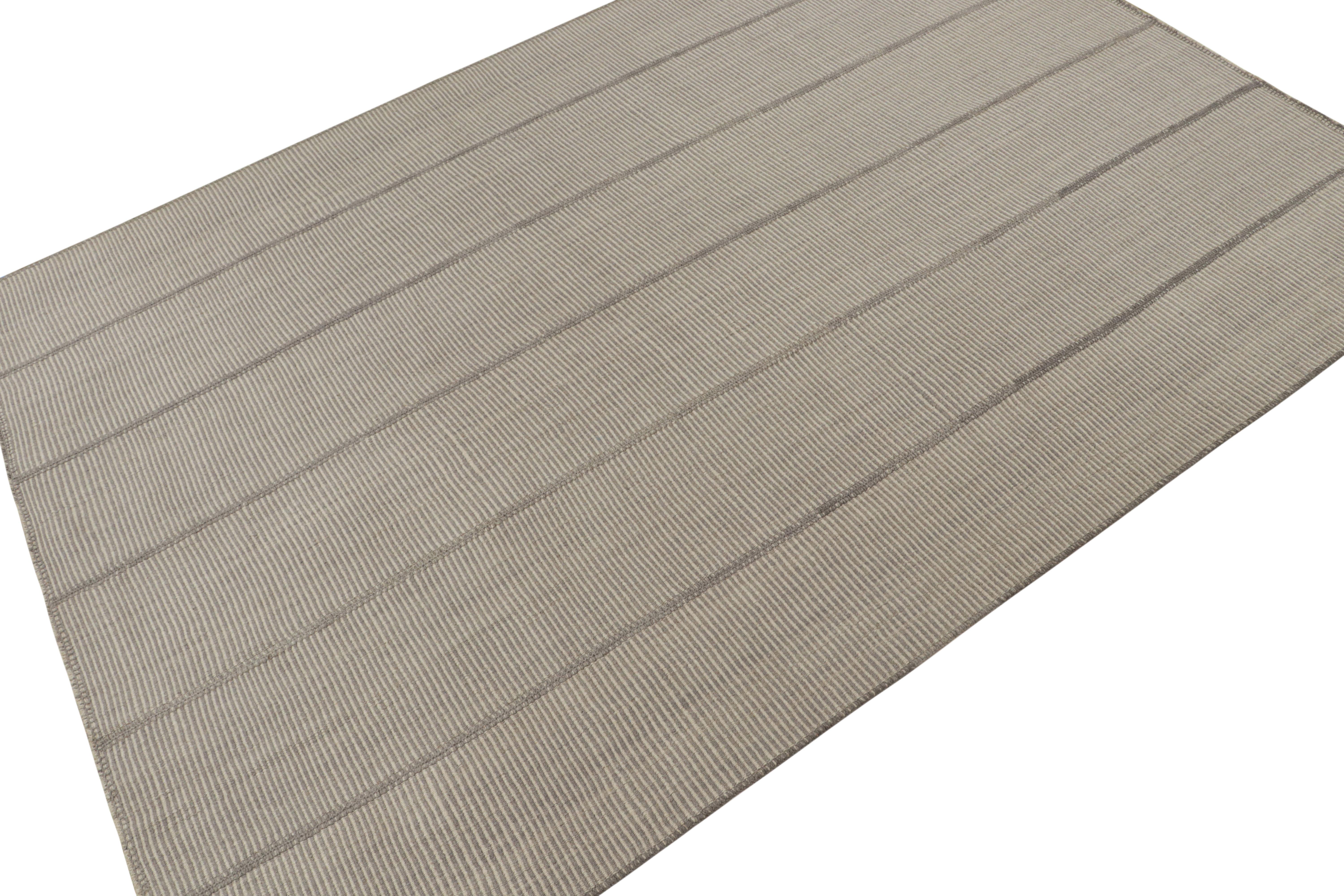 Rug & Kilim’s Contemporary Kilim in Gray and Cream Stripes (Persisch) im Angebot