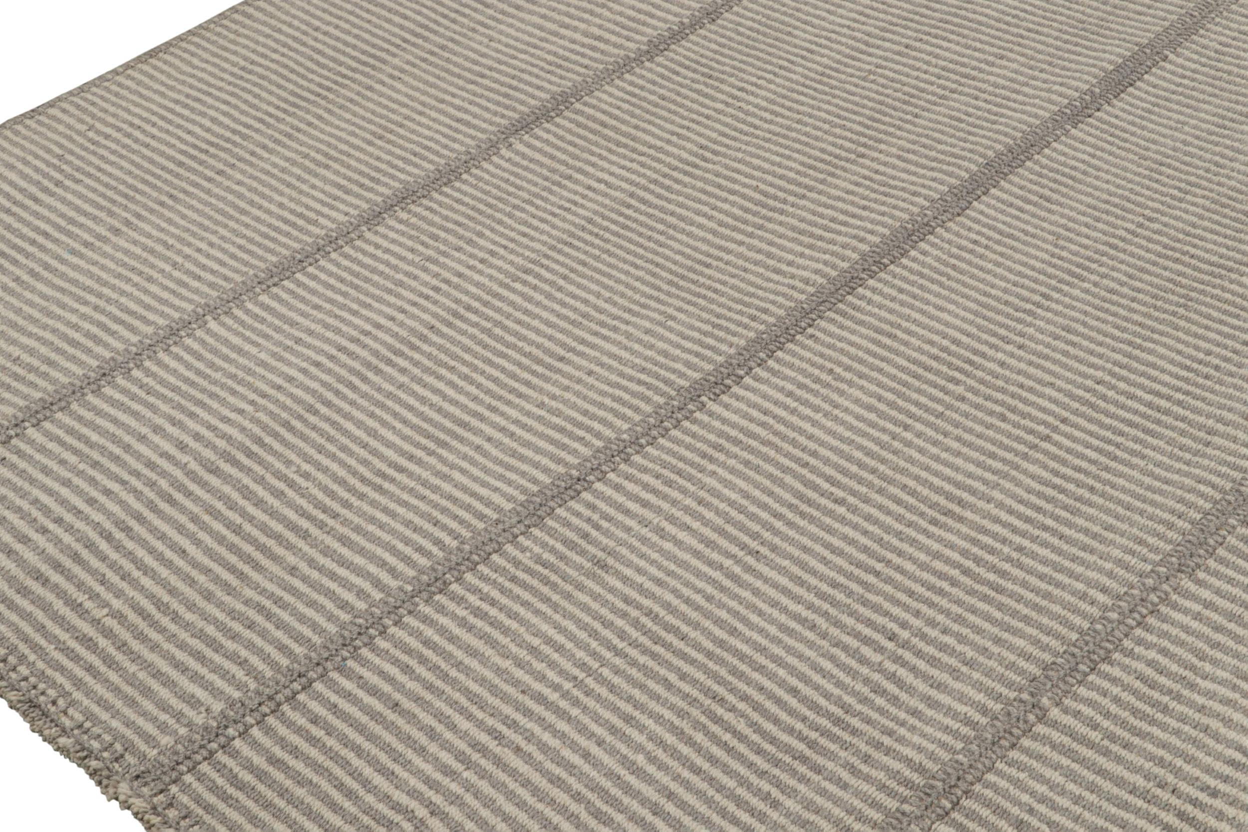 Rug & Kilim’s Contemporary Kilim in Gray and Cream Stripes im Zustand „Neu“ im Angebot in Long Island City, NY