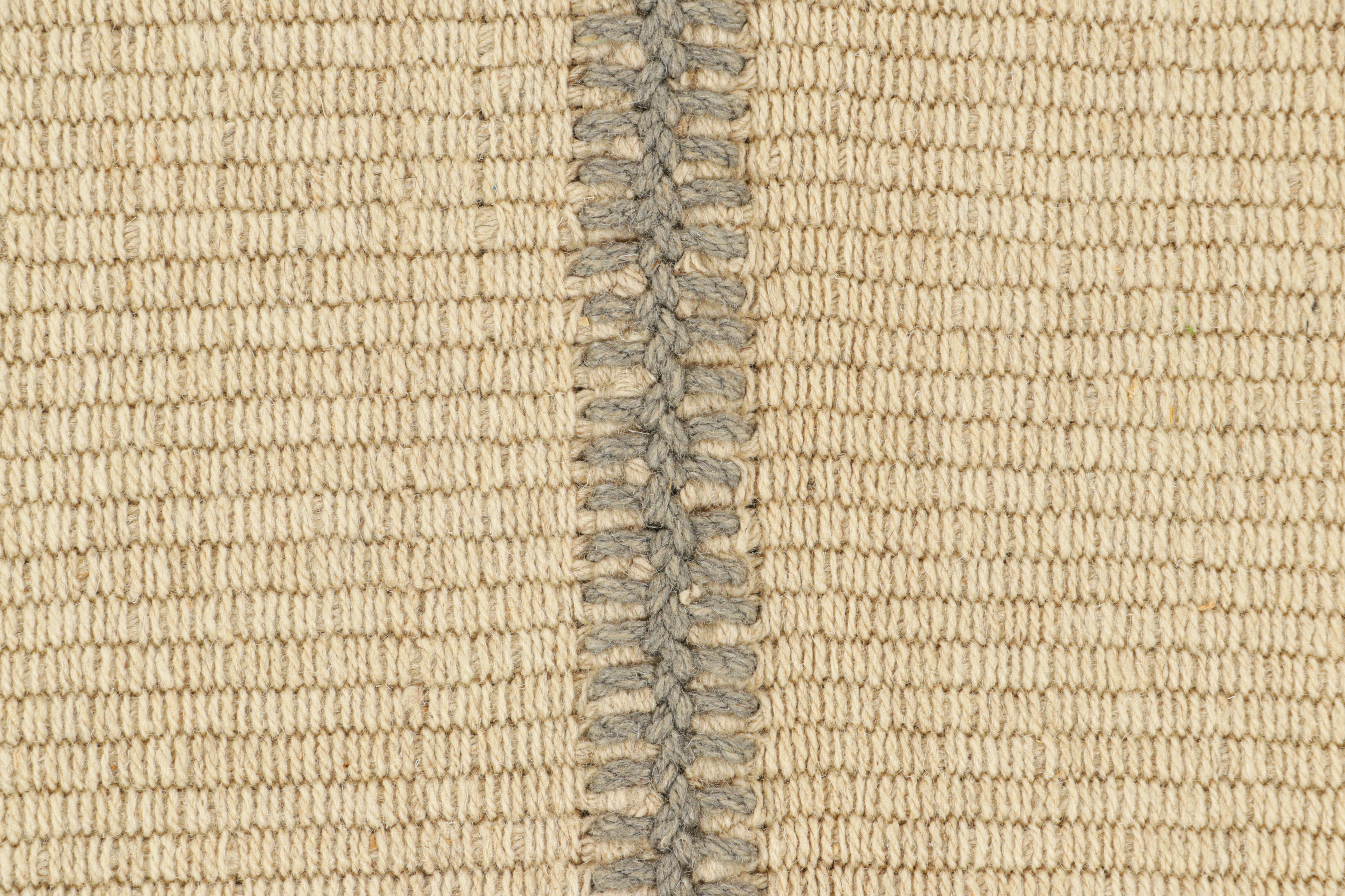 Moderne Rug & Kilim's Contemporary Kilim in Gray and Cream White Textural Stripes (Kilim contemporain à rayures texturales grises et blanches) en vente