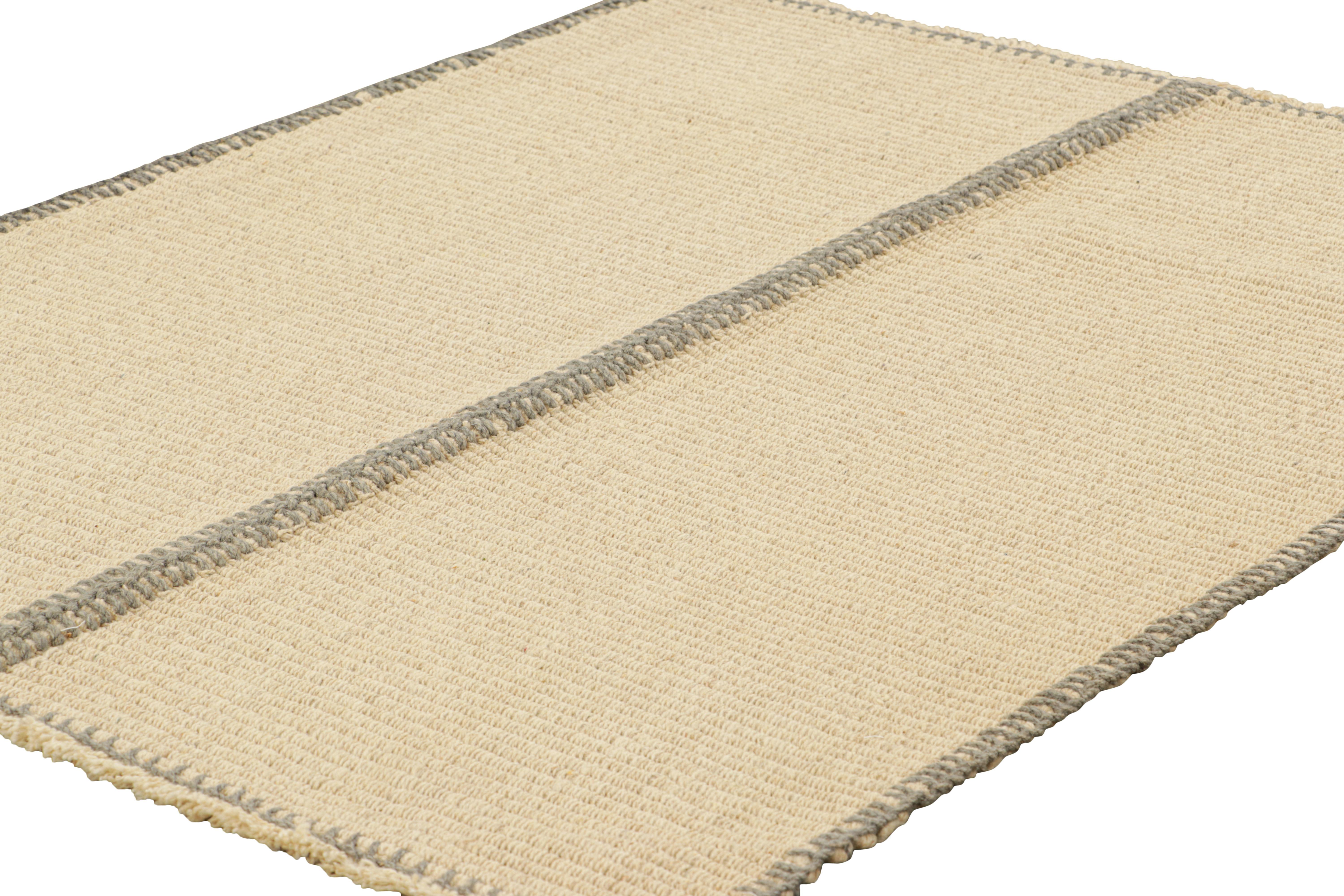 Afghan Rug & Kilim's Contemporary Kilim in Gray and Cream White Textural Stripes (Kilim contemporain à rayures texturales grises et blanches) en vente