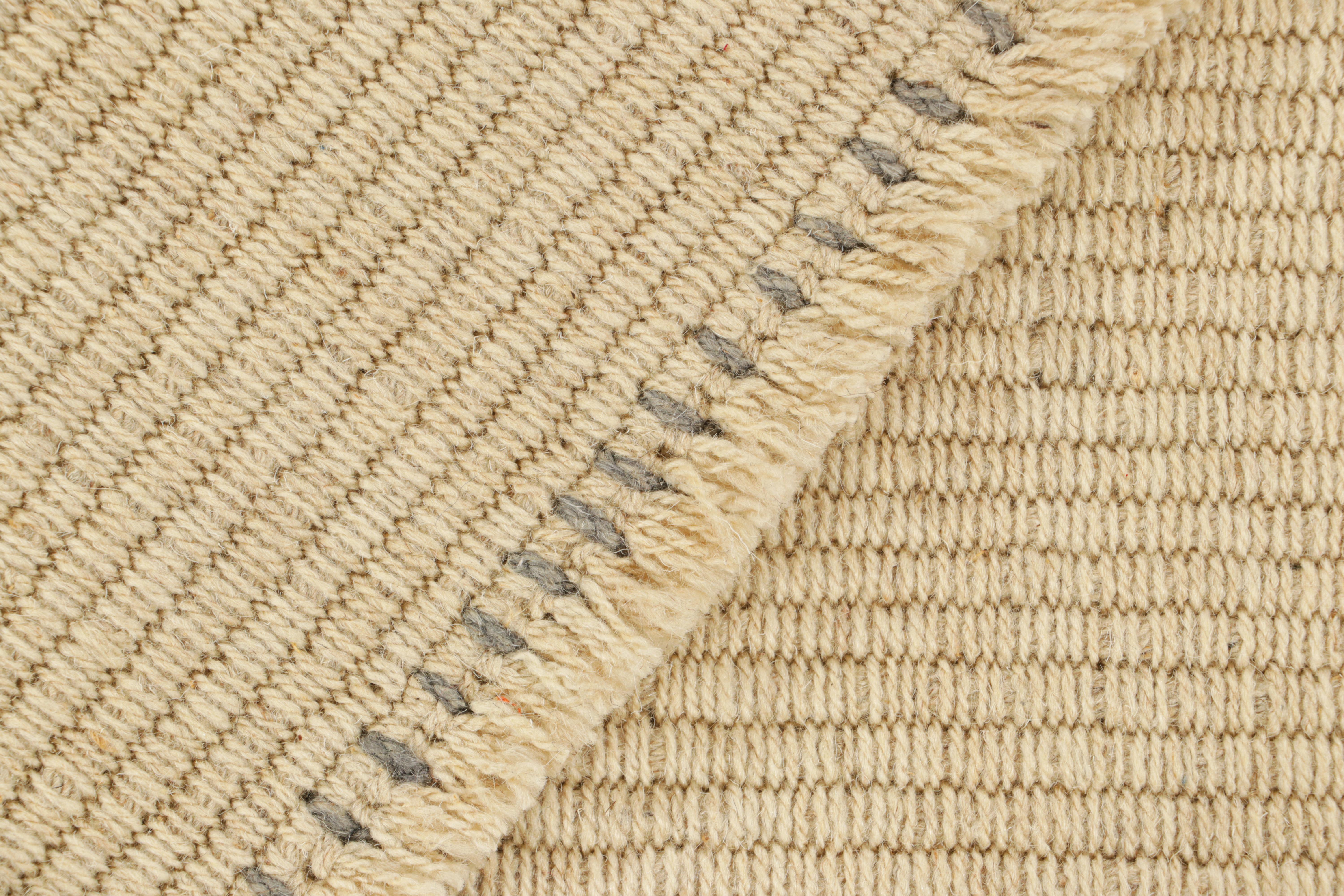 XXIe siècle et contemporain Rug & Kilim's Contemporary Kilim in Gray and Cream White Textural Stripes (Kilim contemporain à rayures texturales grises et blanches) en vente