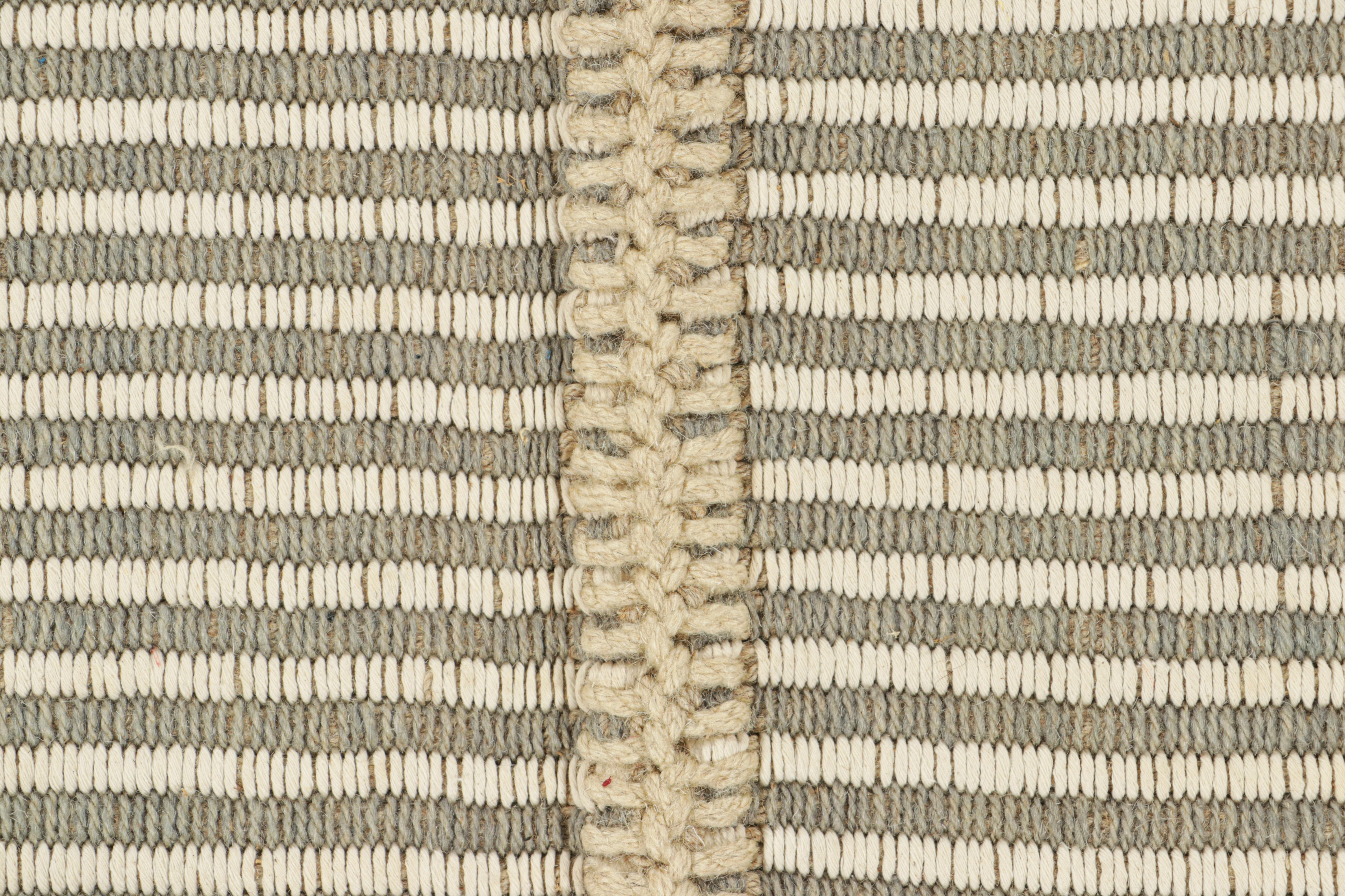 Moderno Rug & Kilim - Kilim contemporaneo in grigio e bianco avorio a strisce testurizzate in vendita