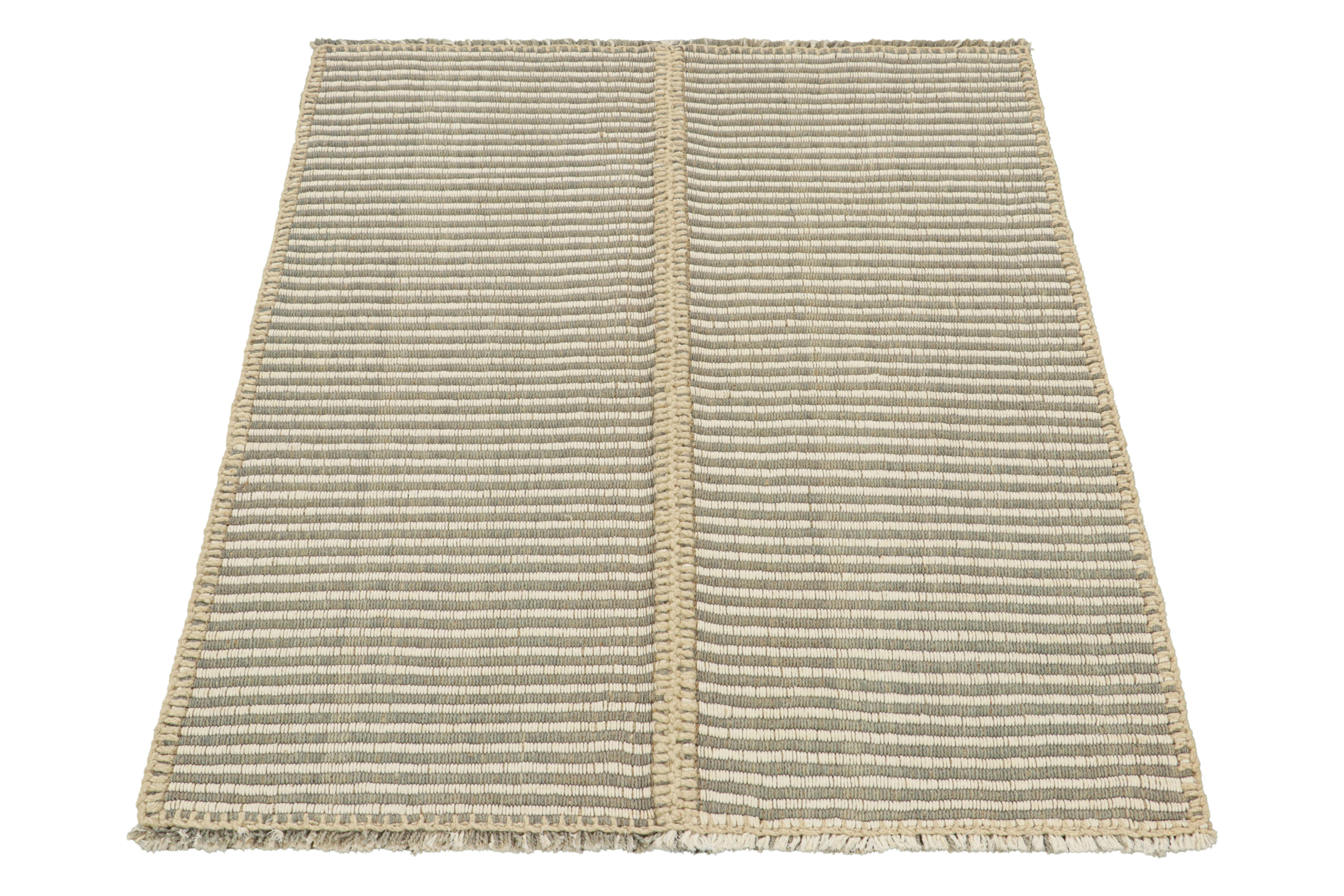 Tessuto a mano Rug & Kilim - Kilim contemporaneo in grigio e bianco avorio a strisce testurizzate in vendita