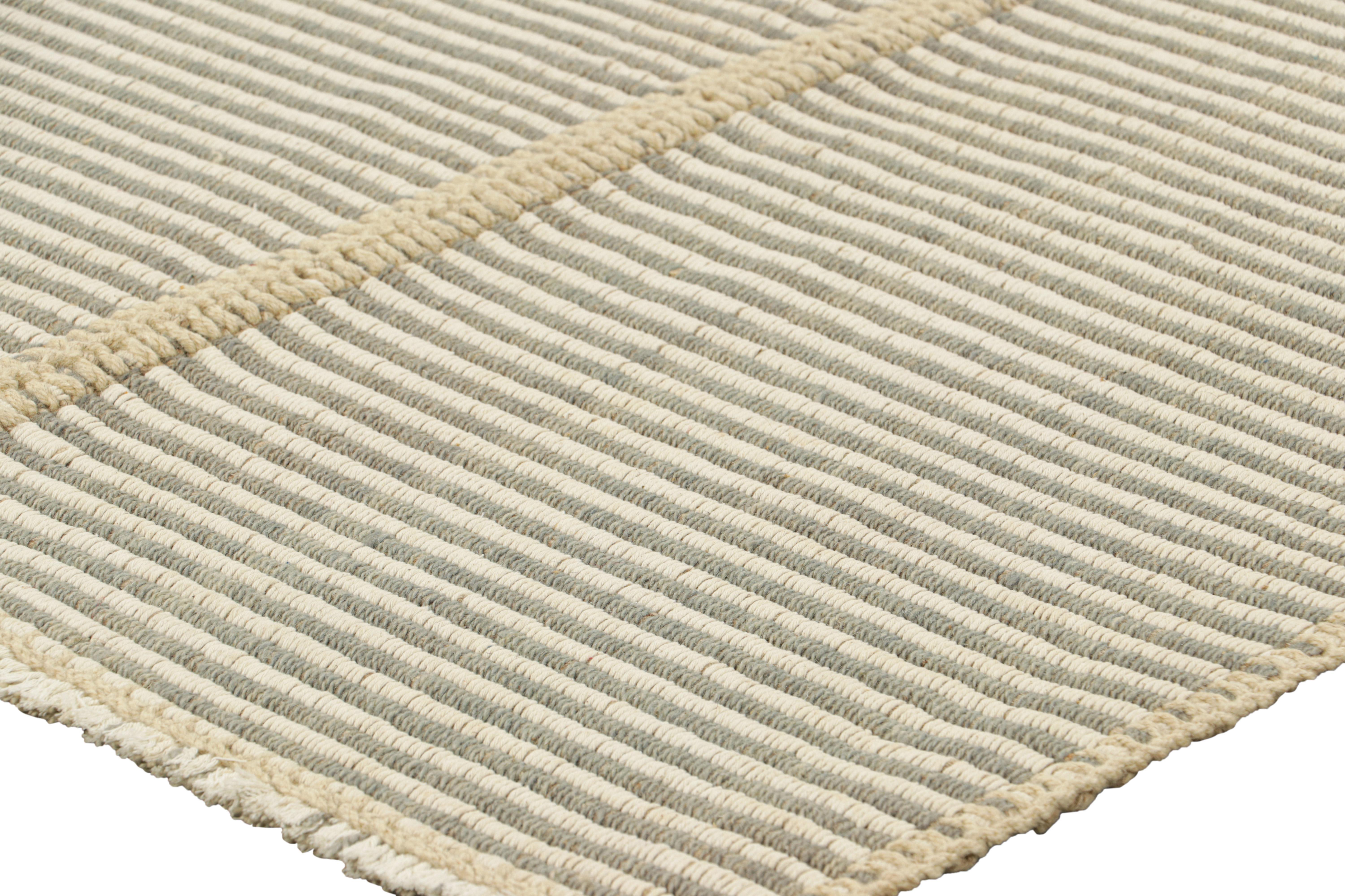 Rug & Kilim's Contemporary Kilim in Grau und Elfenbeinweiß Texturstreifen im Zustand „Neu“ im Angebot in Long Island City, NY