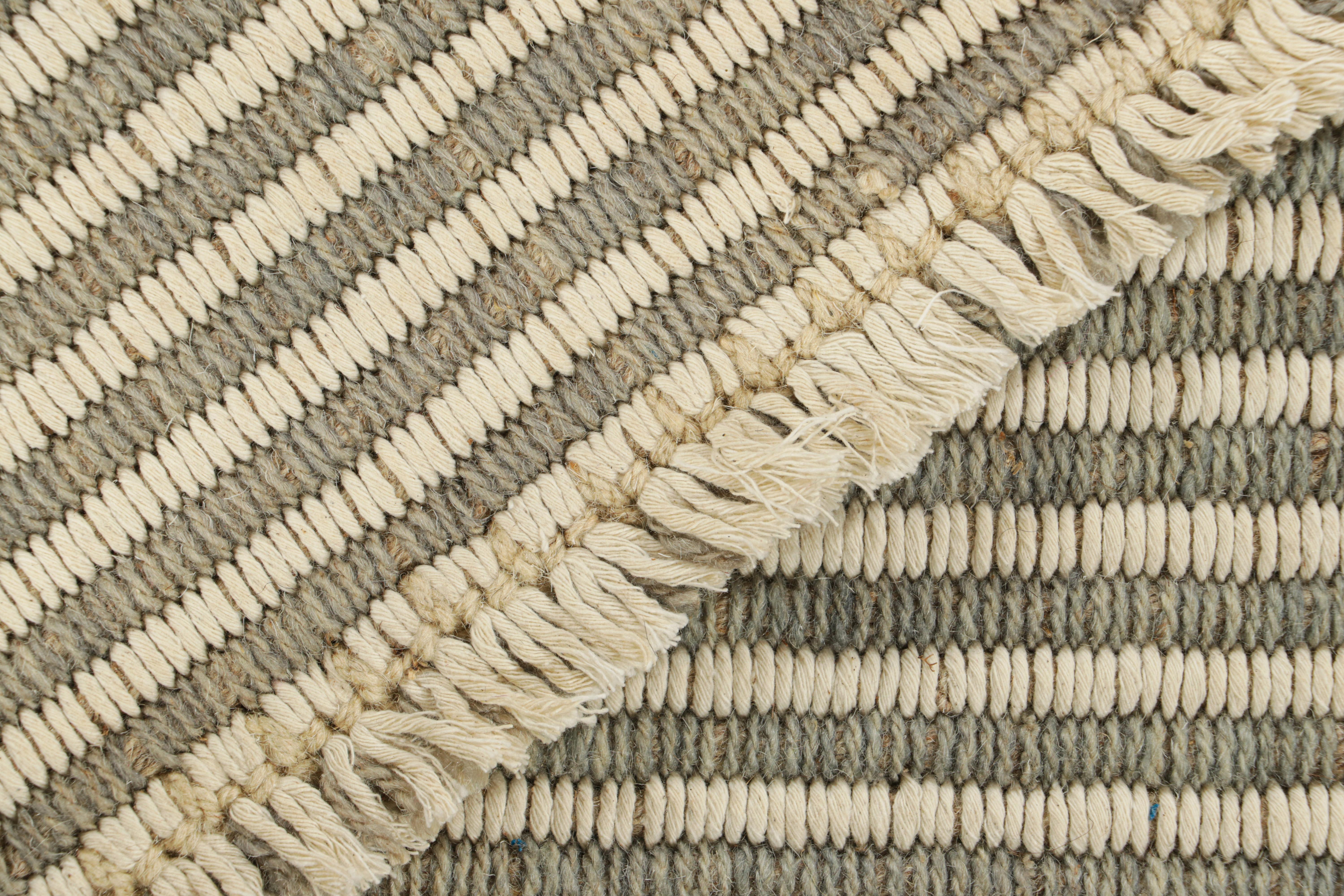 XXI secolo e contemporaneo Rug & Kilim - Kilim contemporaneo in grigio e bianco avorio a strisce testurizzate in vendita