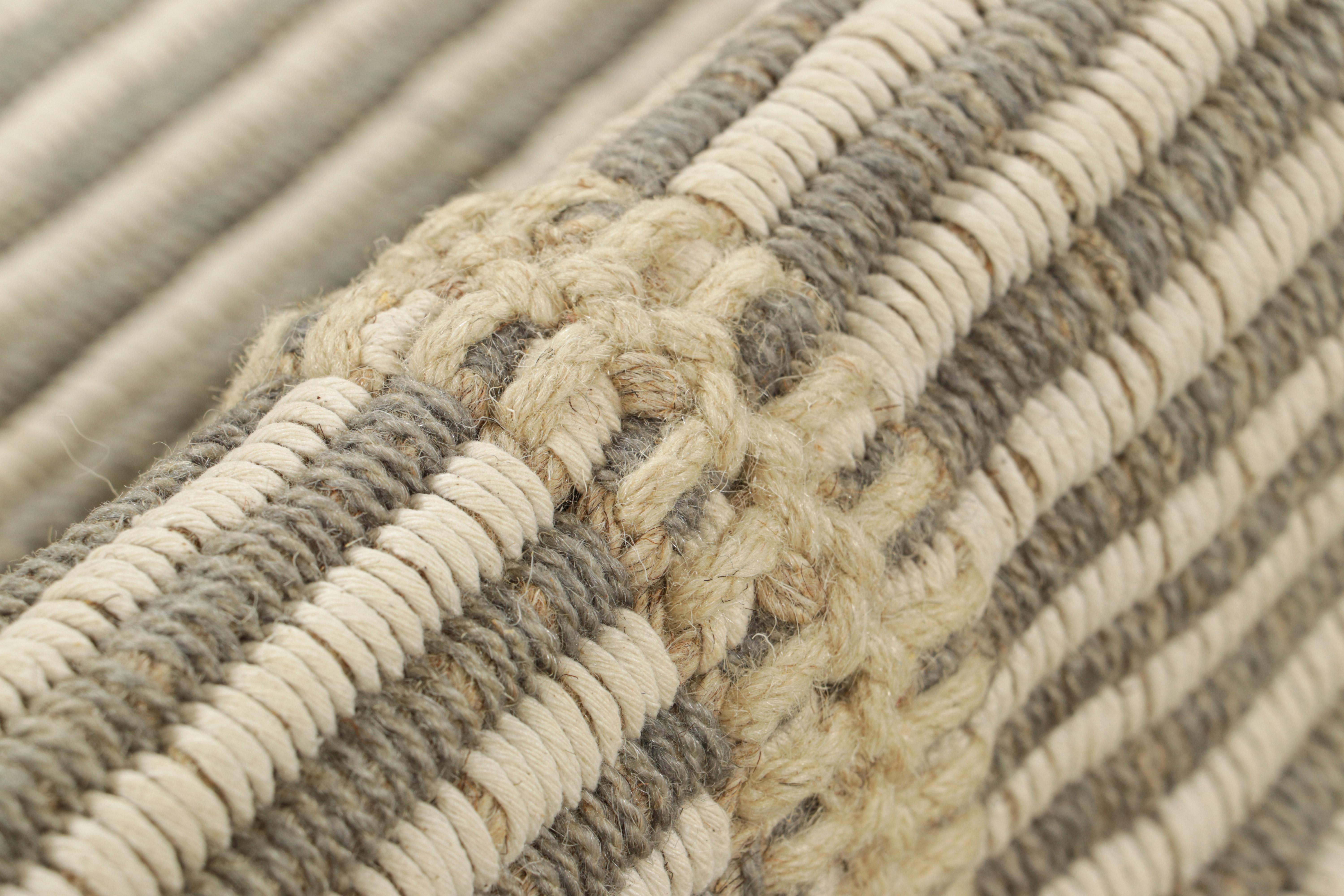Rug & Kilim's Contemporary Kilim in Grau und Elfenbeinweiß Texturstreifen (Wolle) im Angebot