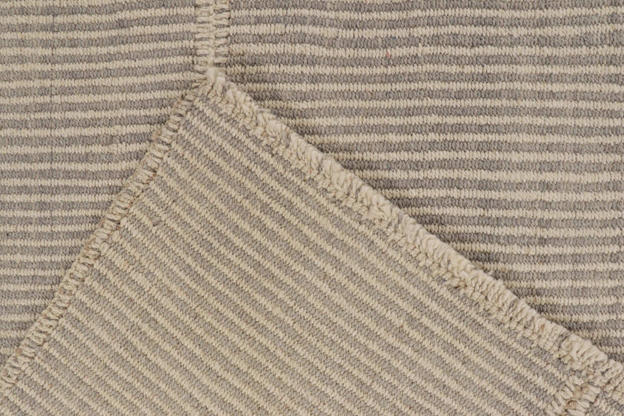 Rug & Kilim's Contemporary Kilim in Grau & Creme (21. Jahrhundert und zeitgenössisch) im Angebot