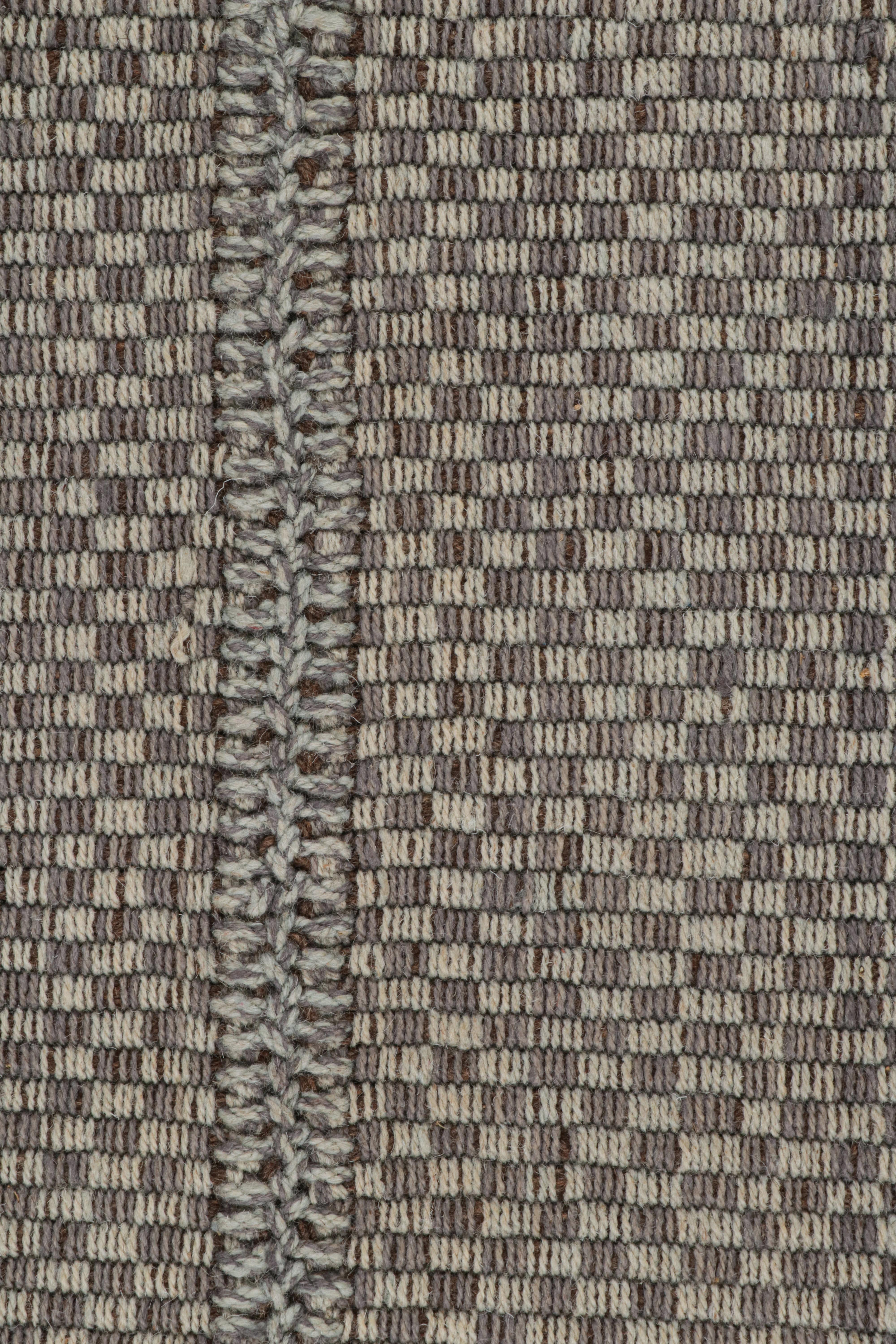 Moderne Rug & Kilim's Contemporary Kilim in Gray with Blue and Brown Accents (Kilim contemporain en gris avec des accents bleus et bruns) en vente