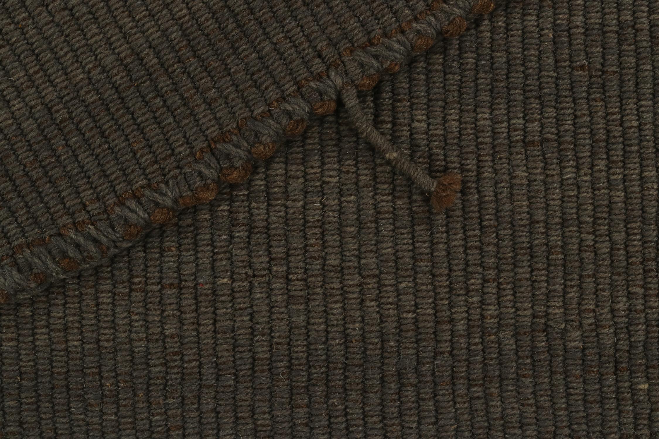 Teppich 
Kilims Zeitgenössischer Kelim in Grau mit braunen Akzenten im Zustand „Neu“ im Angebot in Long Island City, NY