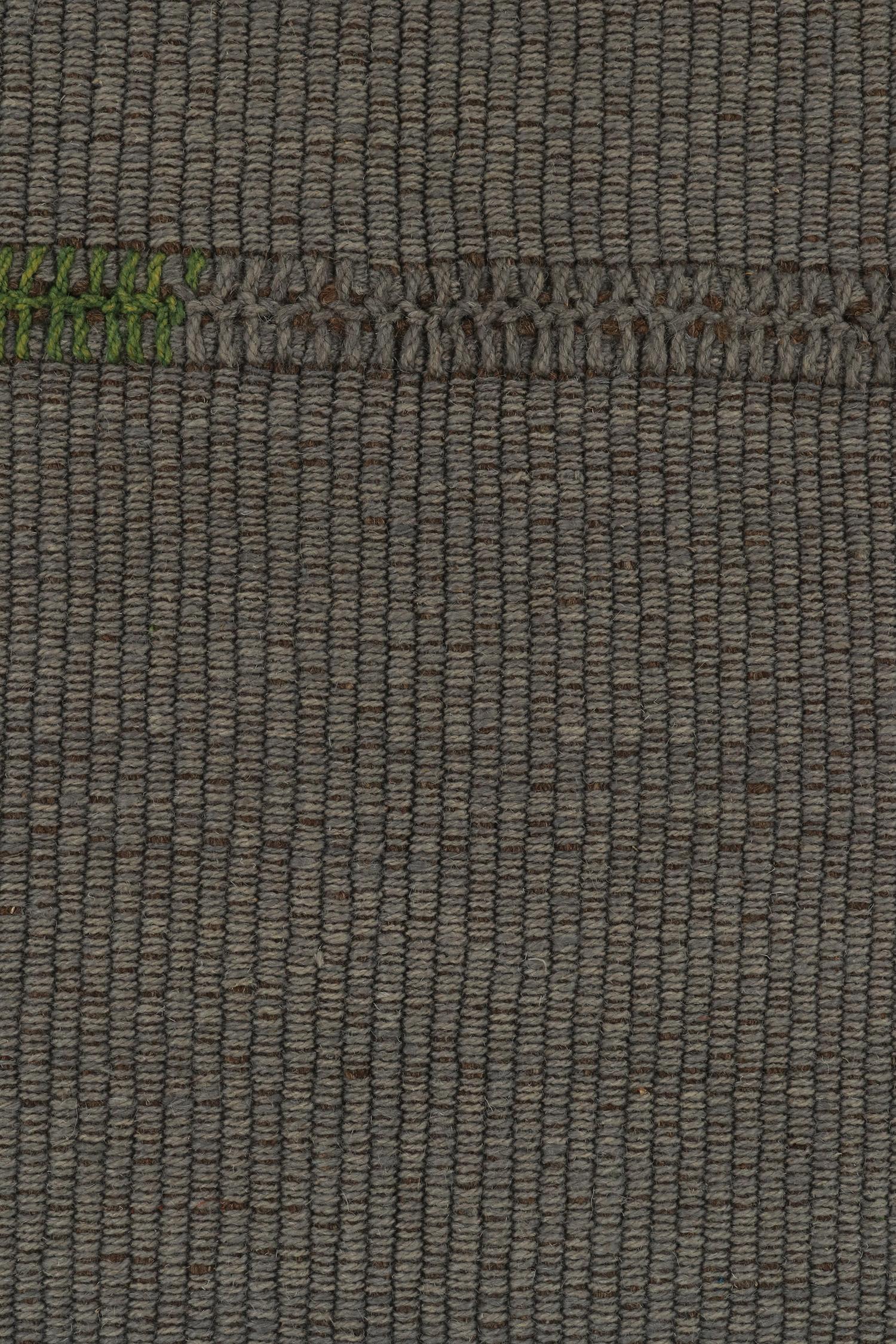 Noué à la main Tapis &amp; Kilims Kilim contemporain gris avec accents verts et bruns en vente