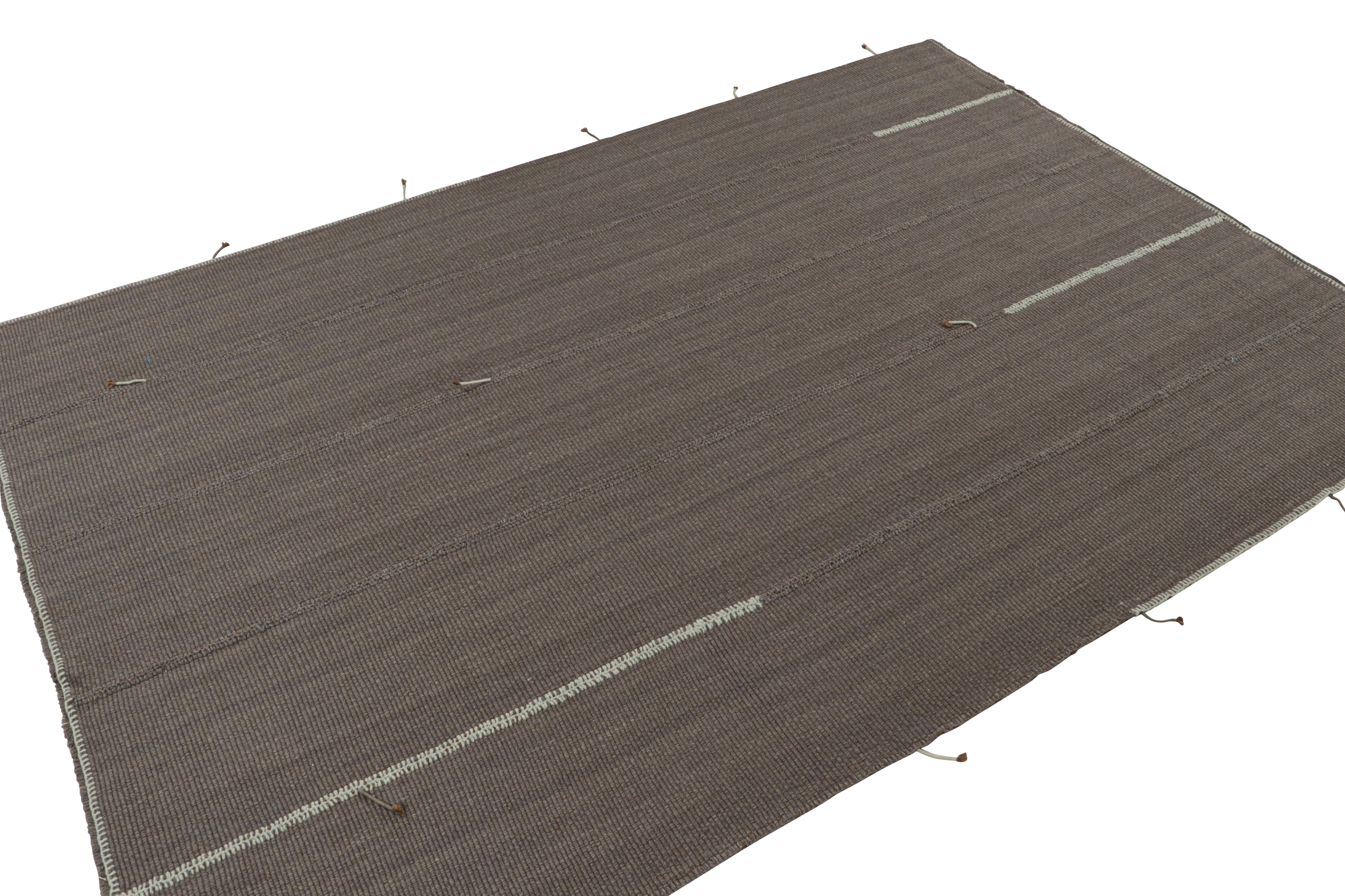 Kilim contemporáneo de Rug & Kilim en gris con detalles en azul cielo y marrón Moderno en venta