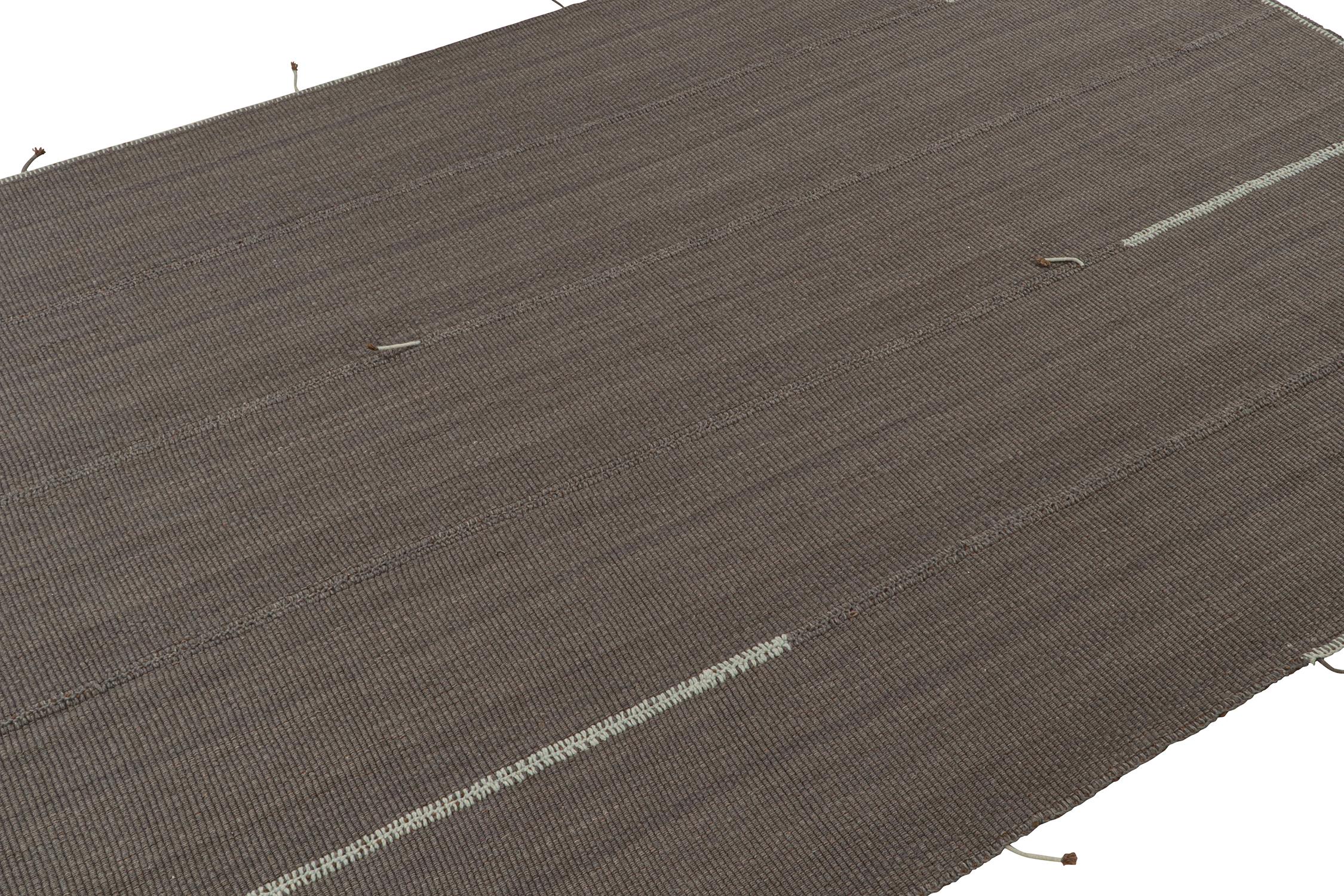 Perse Kilim contemporain de Rug & Kilim en gris avec des accents bleu ciel et marron en vente