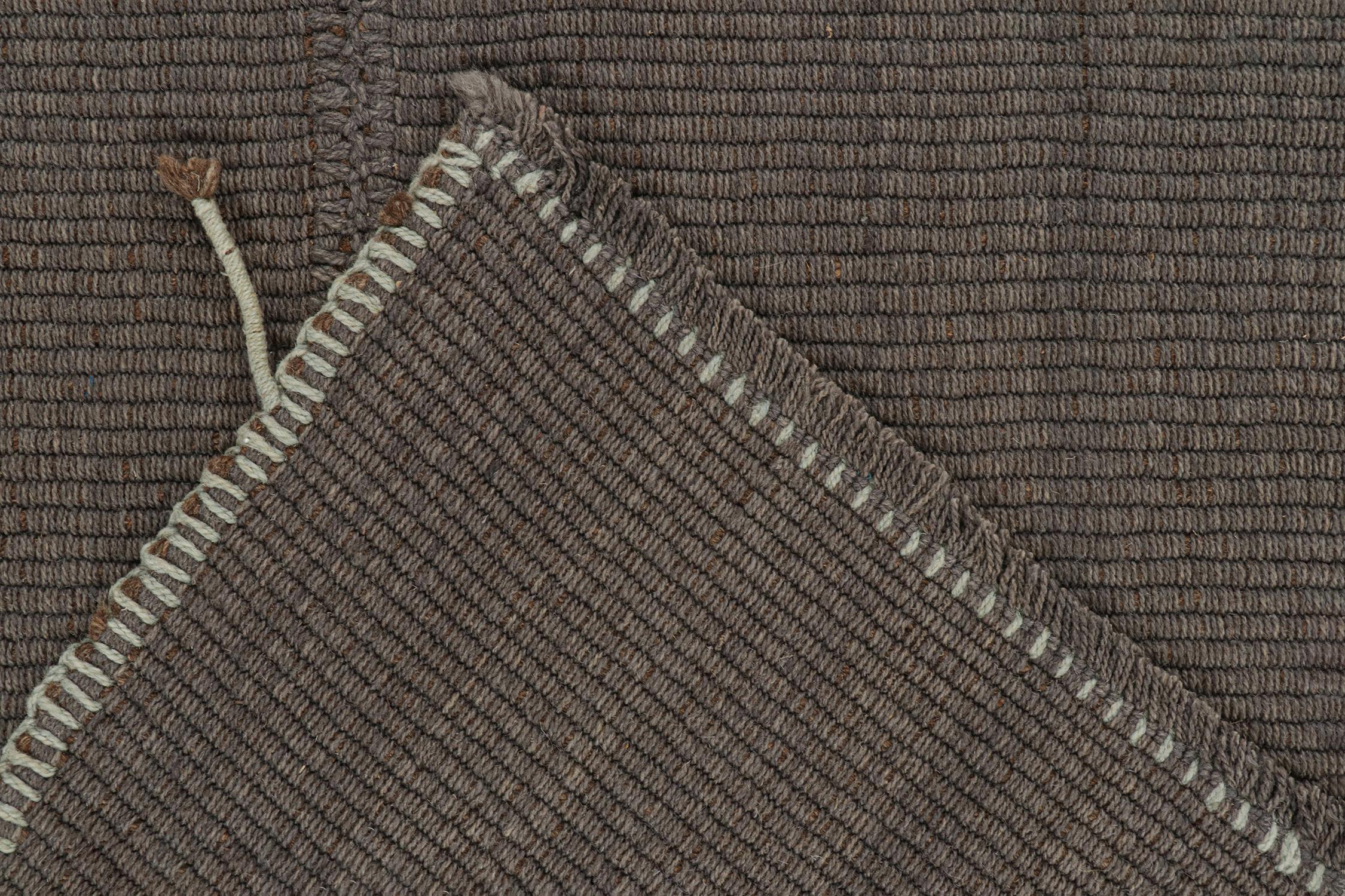 Kilim contemporáneo de Rug & Kilim en gris con detalles en azul cielo y marrón Siglo XXI y contemporáneo en venta