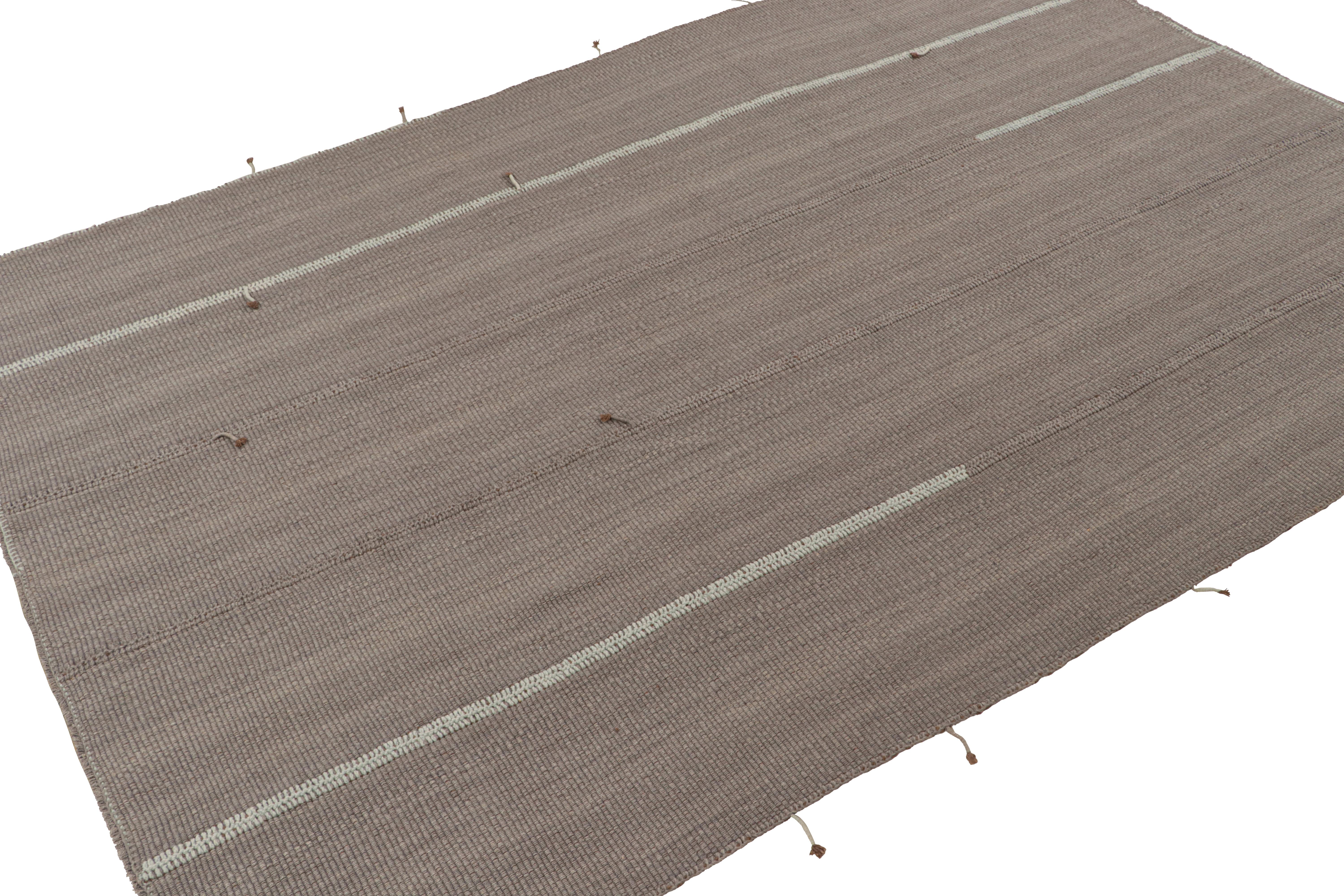 Moderno Rug & Kilim è un kilim contemporaneo grigio con strisce blu cielo e accenti marroni. in vendita