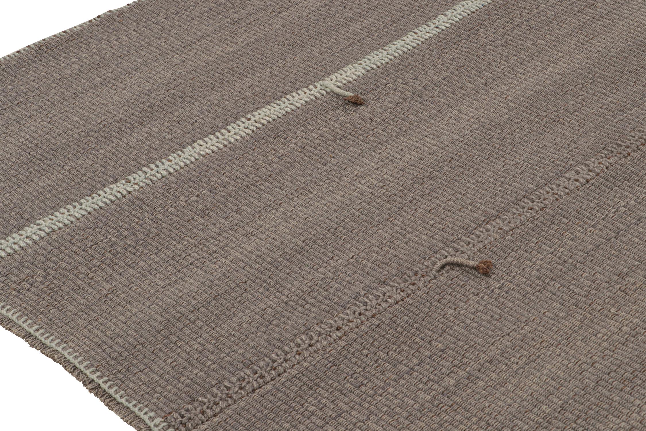 Annodato a mano Rug & Kilim è un kilim contemporaneo grigio con strisce blu cielo e accenti marroni. in vendita