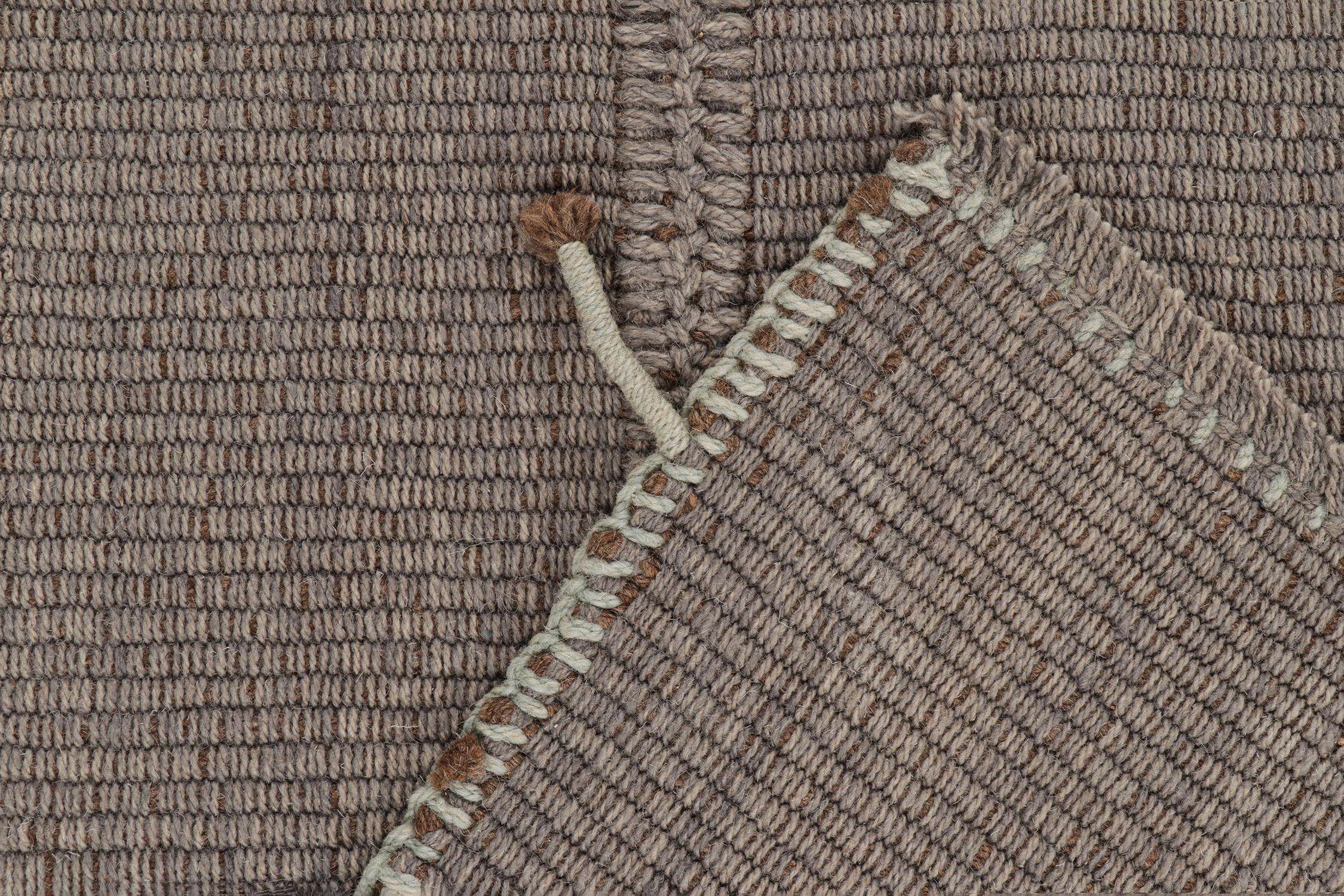 XXI secolo e contemporaneo Rug & Kilim è un kilim contemporaneo grigio con strisce blu cielo e accenti marroni. in vendita